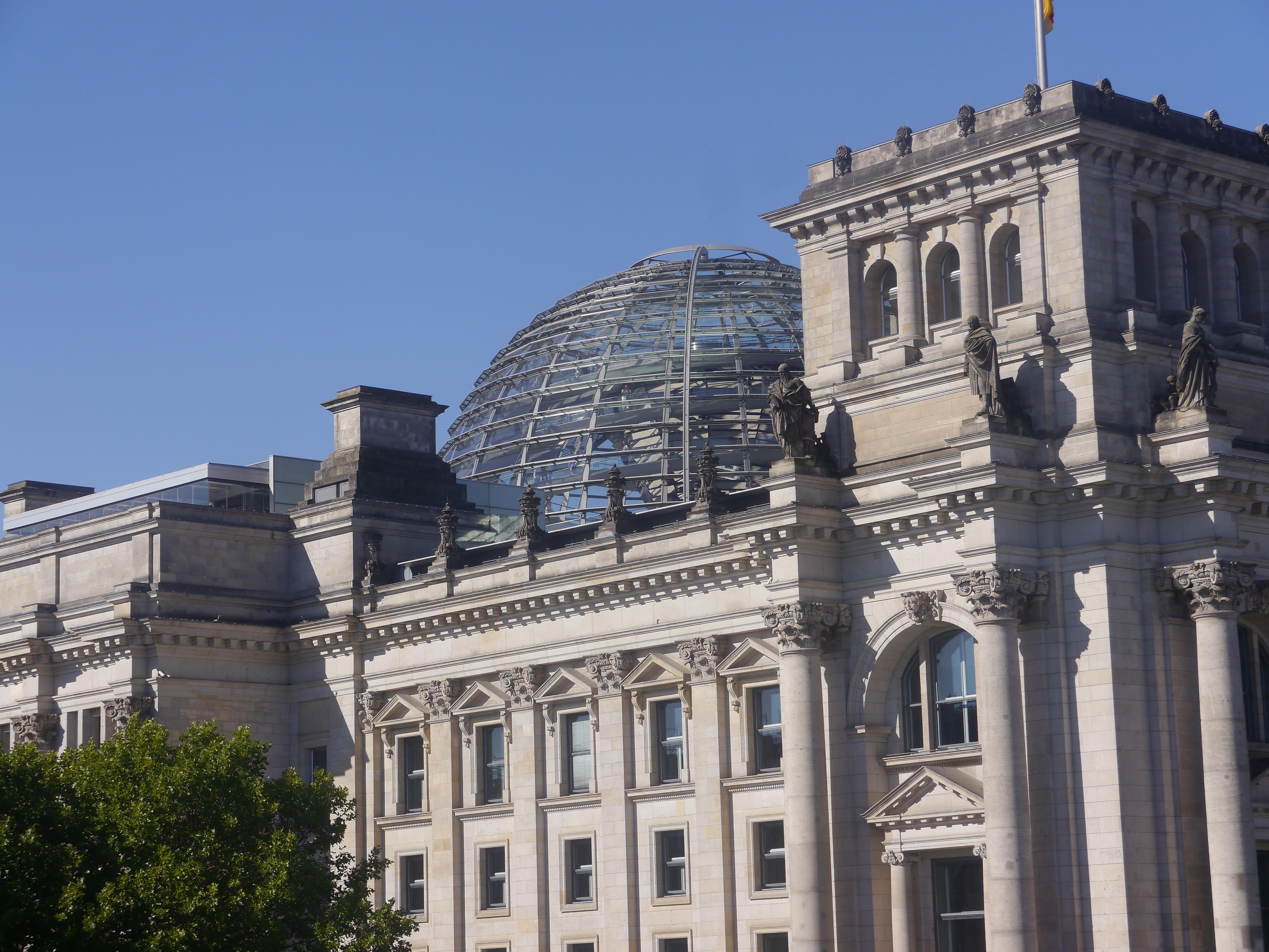 Guided tour of the Government Quarter with a visit to the Reichstag Plenary Chamber and Cuppola