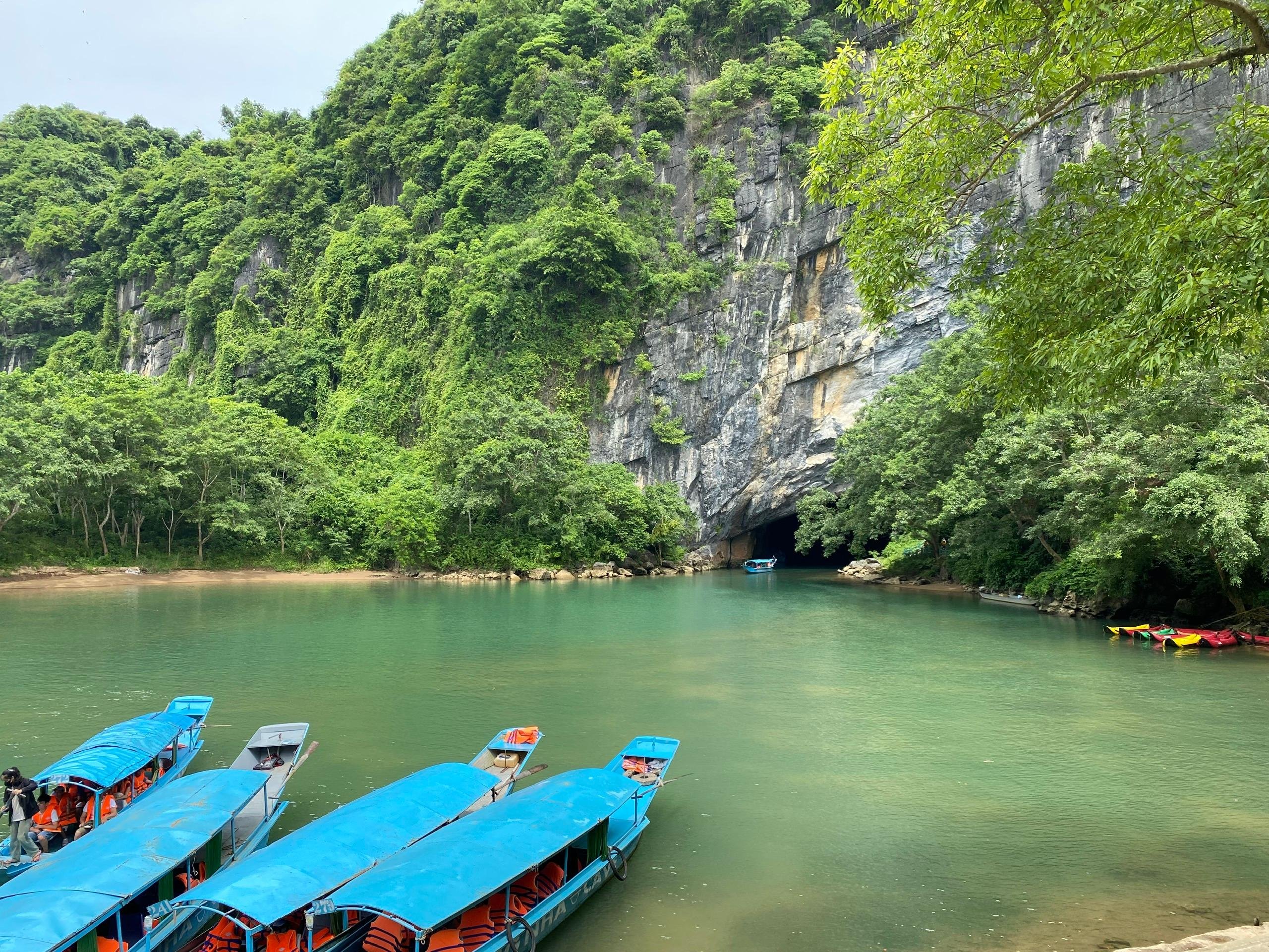 Private Transfer Hue to Phong Nha with Historical Stops
