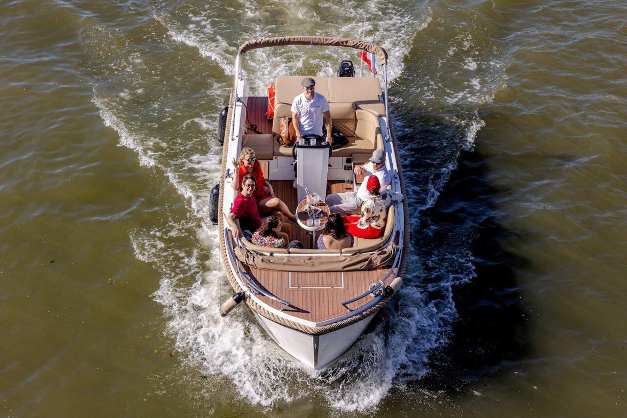 Private Seine River Cruise with Macarons & Rosé
