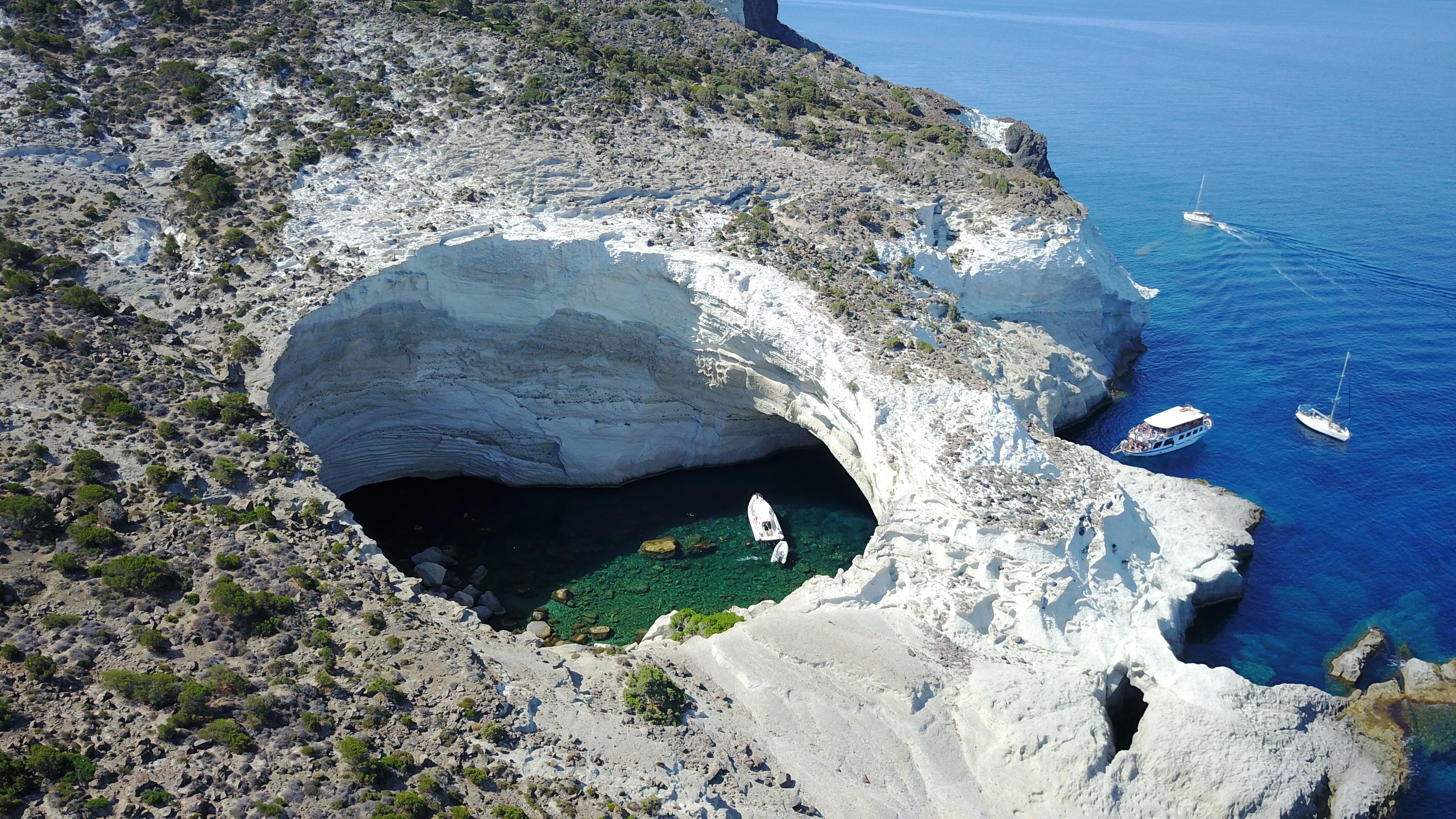 Μήλος: Κλεφτικο σπηλιές & Περιήγηση με ταχύπλοο στη δυτική ακτή με αναπνευστήρα