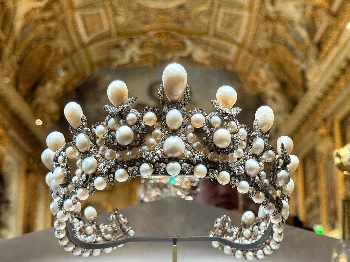 Louvre Semi-Private Tour with Entry Tickets – Max 6 Guests