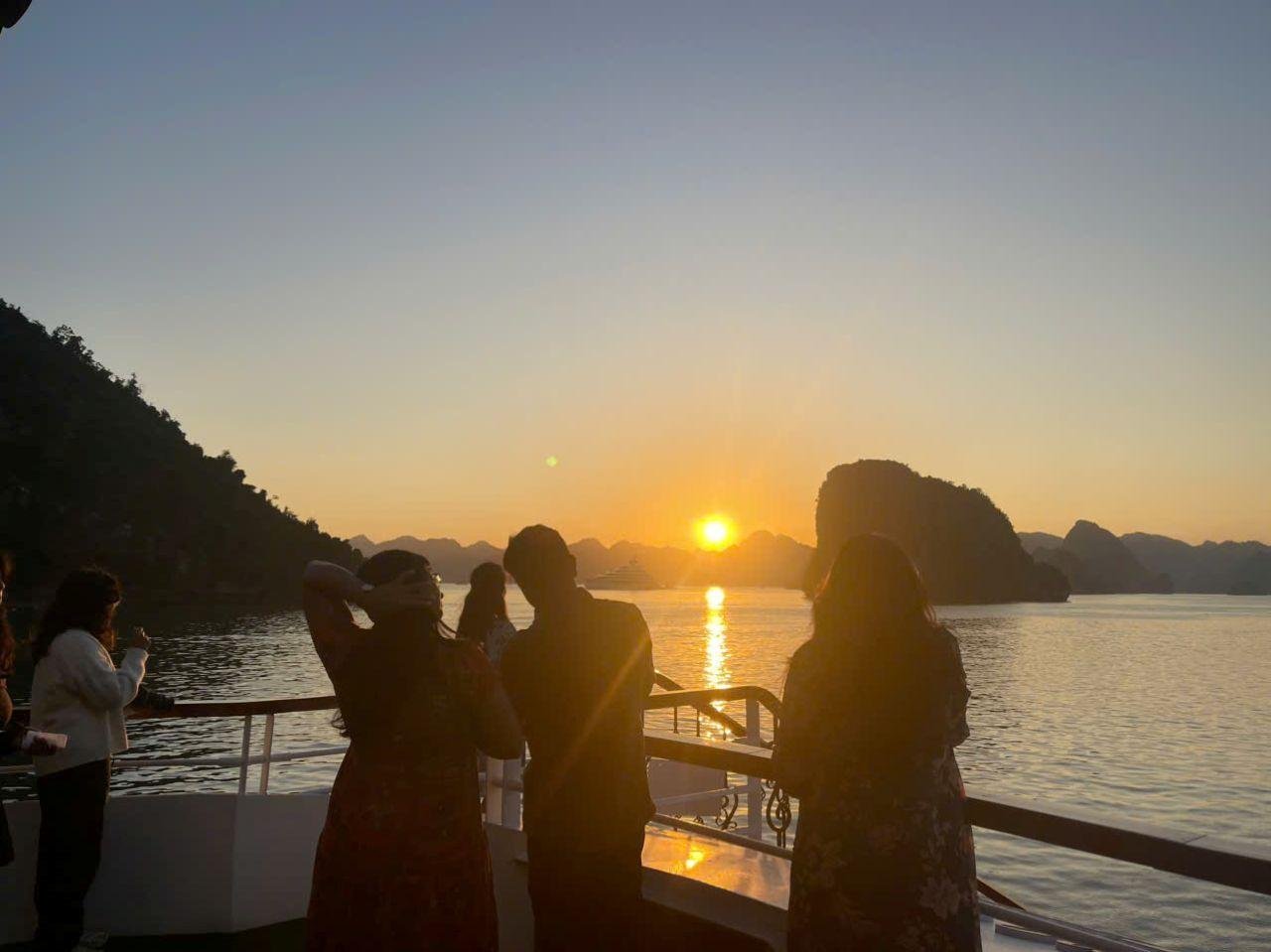 Ha Long Bay Day Trip from Hanoi: Luxury or Standard Cruise with Lunch