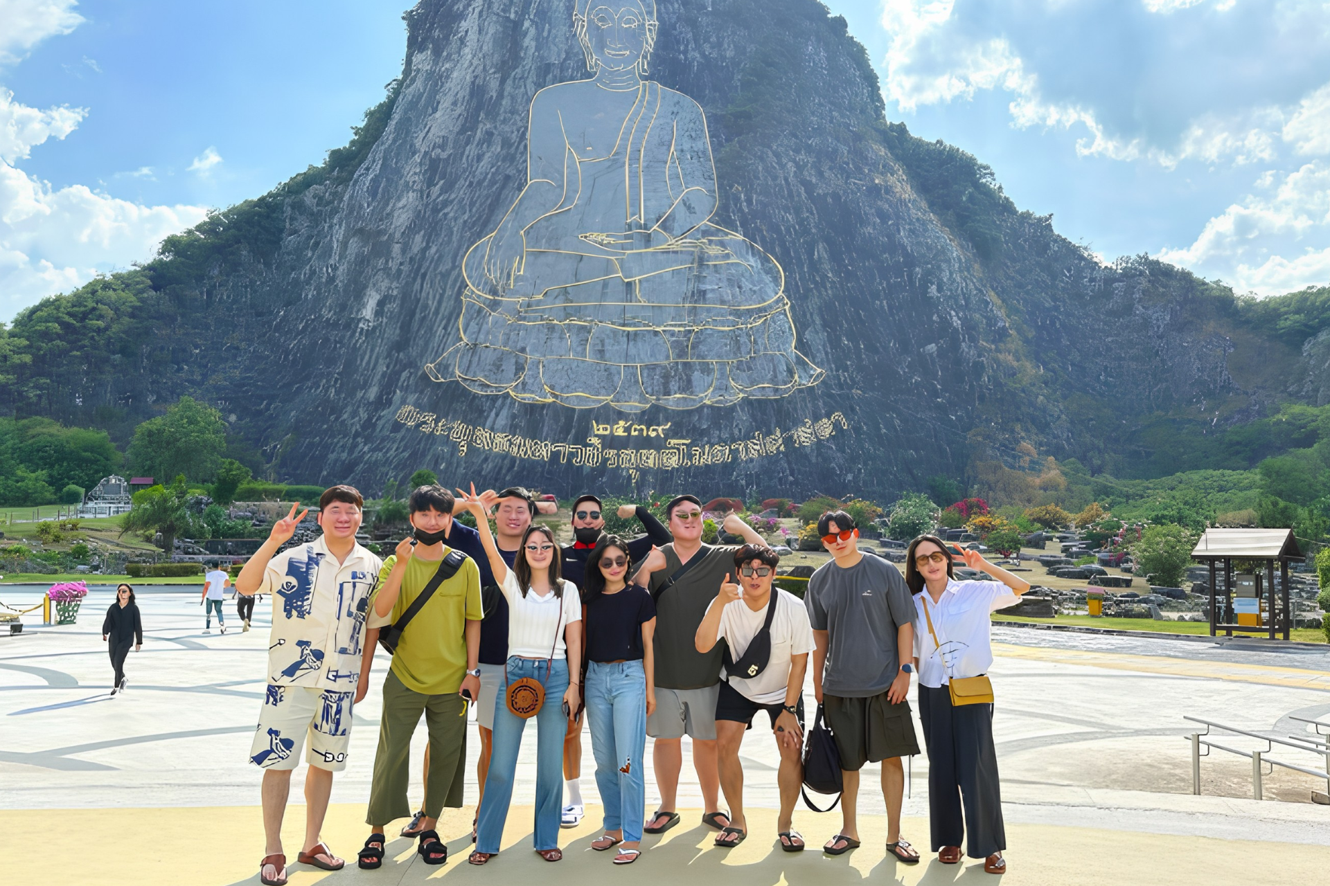 Pattaya Cultural Day Tour: Buddha Mountain, Viharn Sien & Floating Market