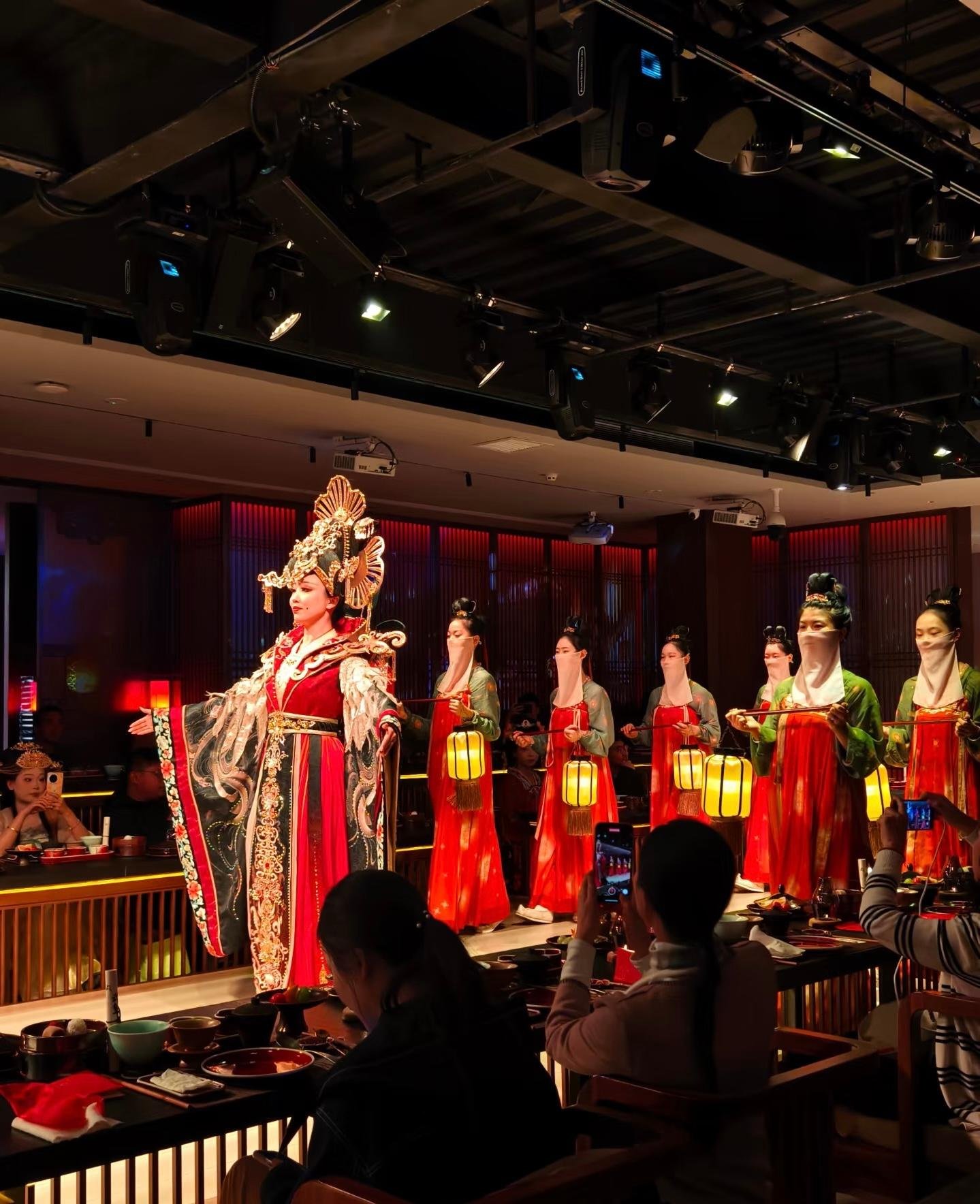 Luoyang: Imperial Tang Dynasty Banquet & Costume Experience