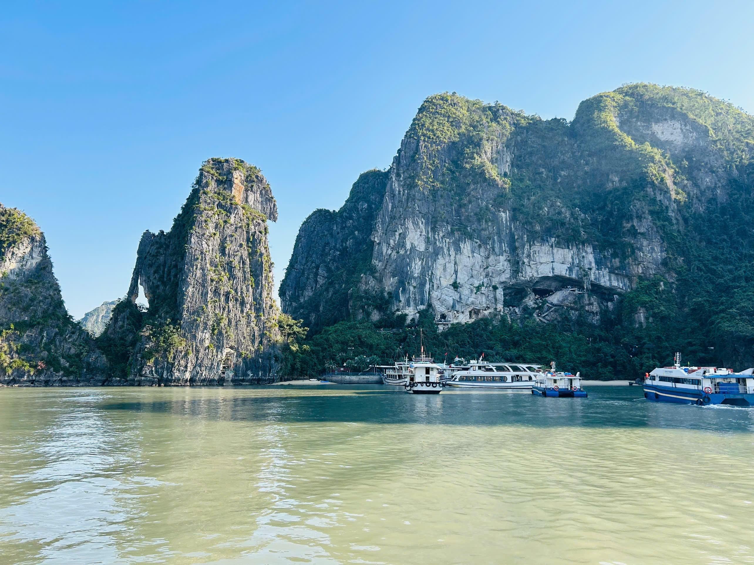 Ha Long Bay Full-Day Cruise: Caves, Kayaking & Scenic Views