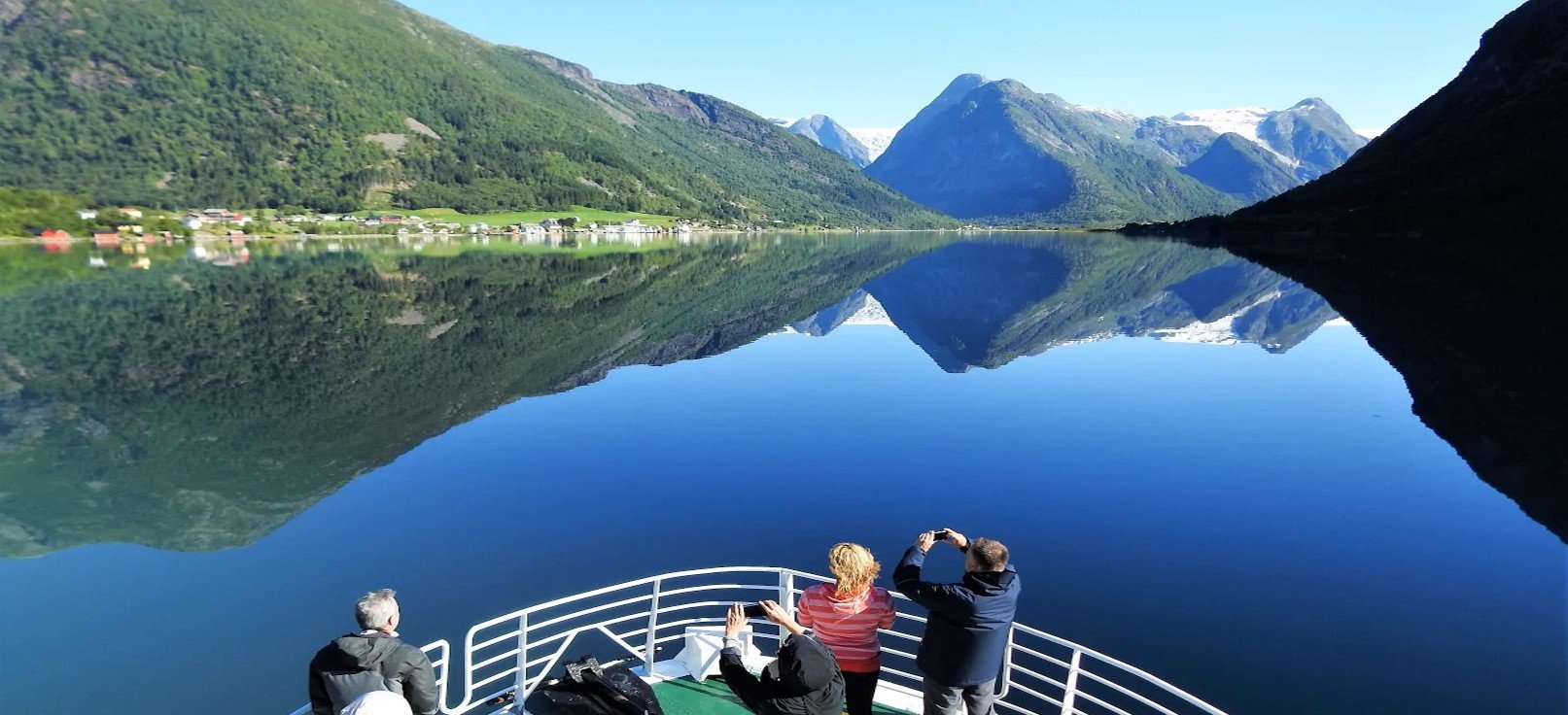 Balestrand to Fjærland Fjord Cruise with Village Exploration