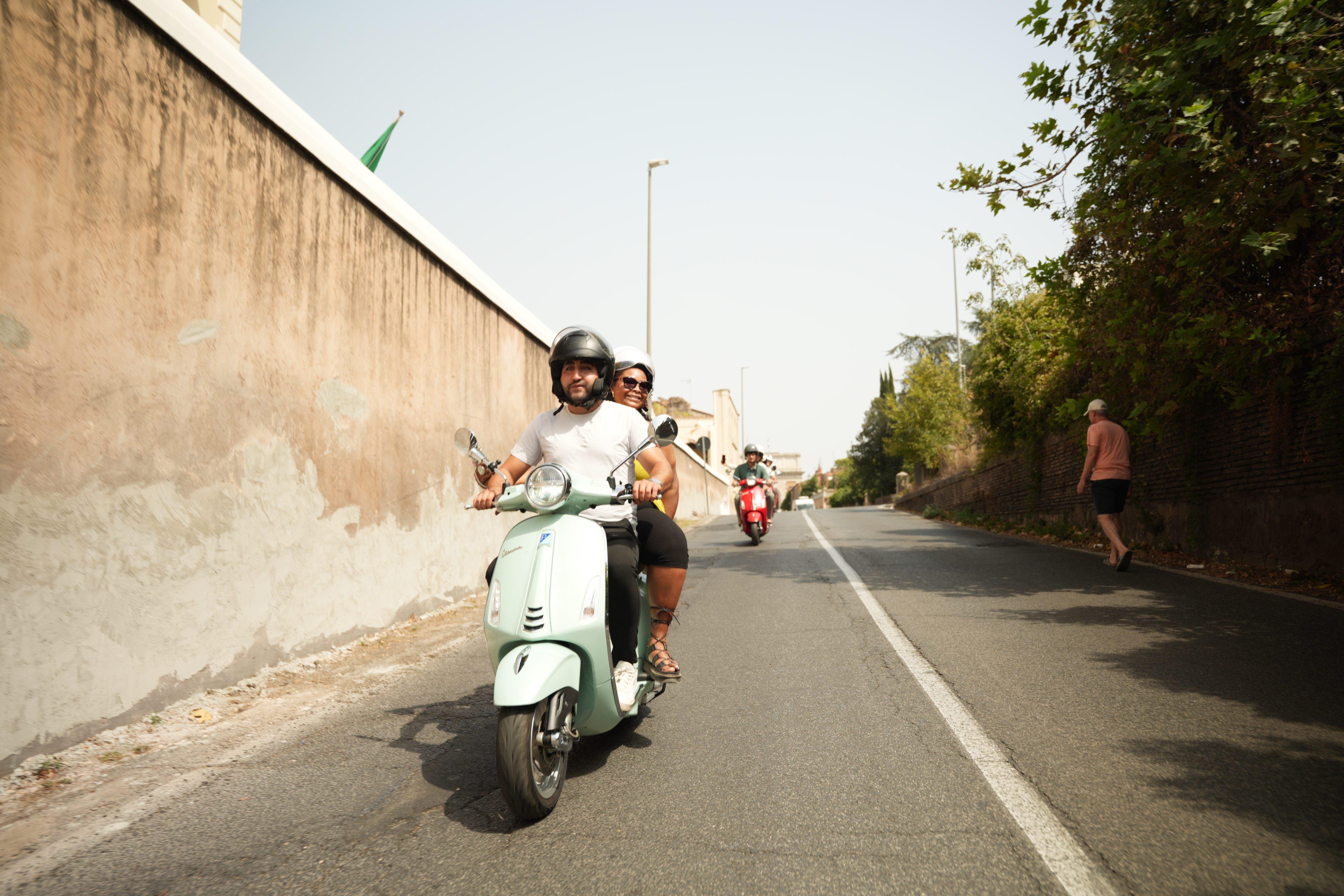Rome vespa photo tour photoshoot passenger city backdrops — image 43