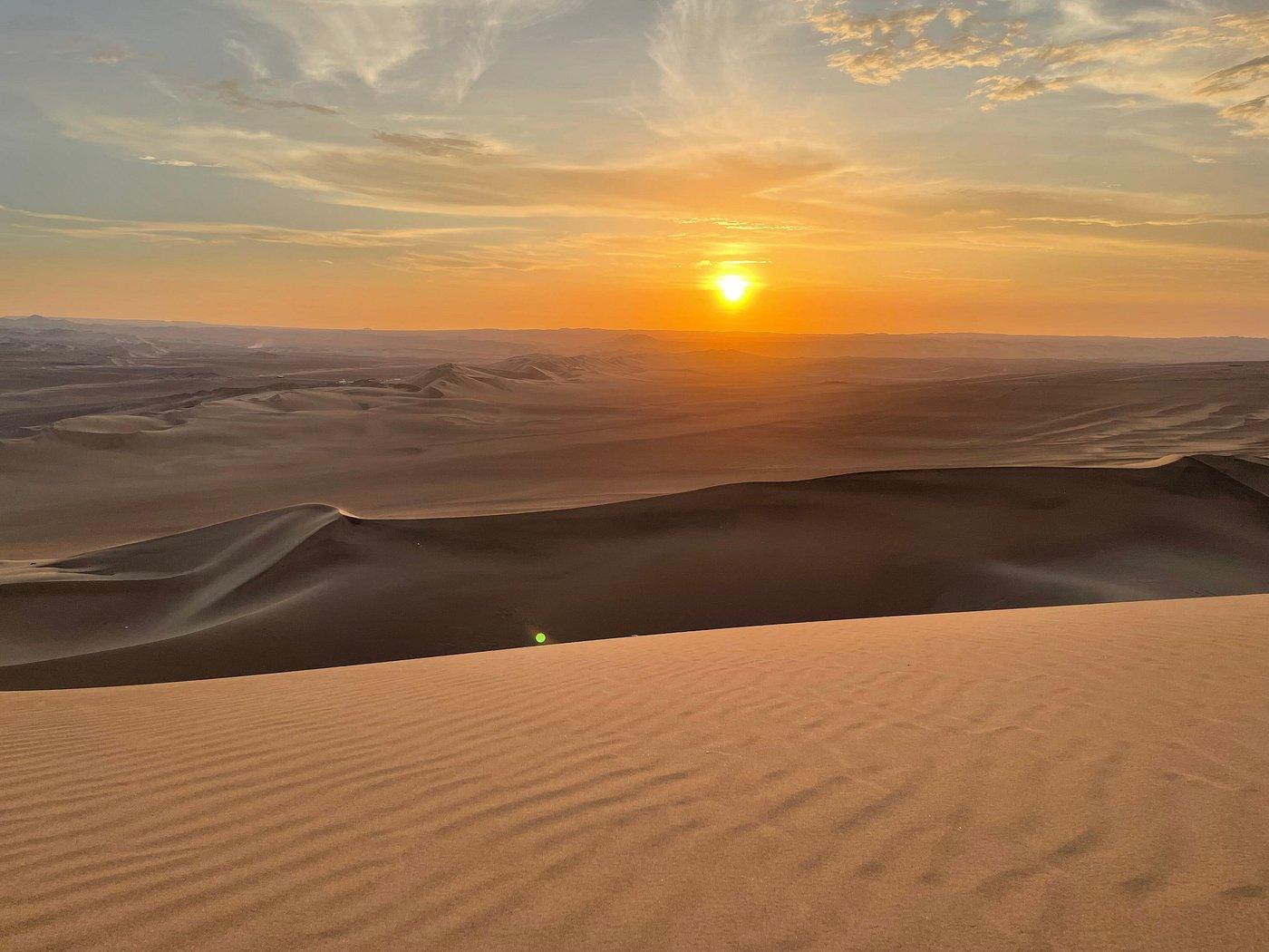 Aventura en Paracas y Huacachina: Islas, Dunas y Puesta de Sol en el Desierto