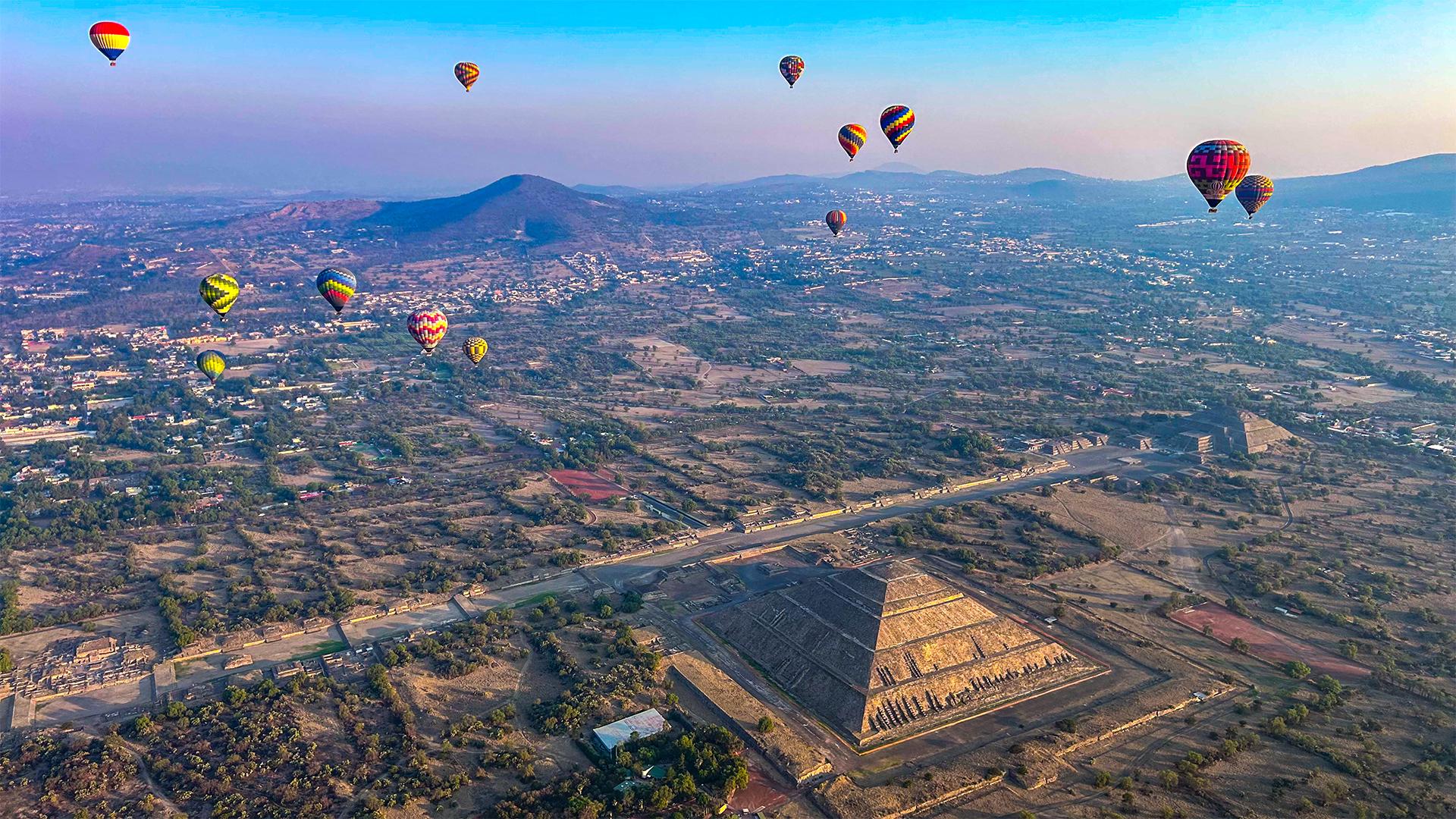 Teotihuacan Sunrise Hot Air Balloon Flight with Breakfast