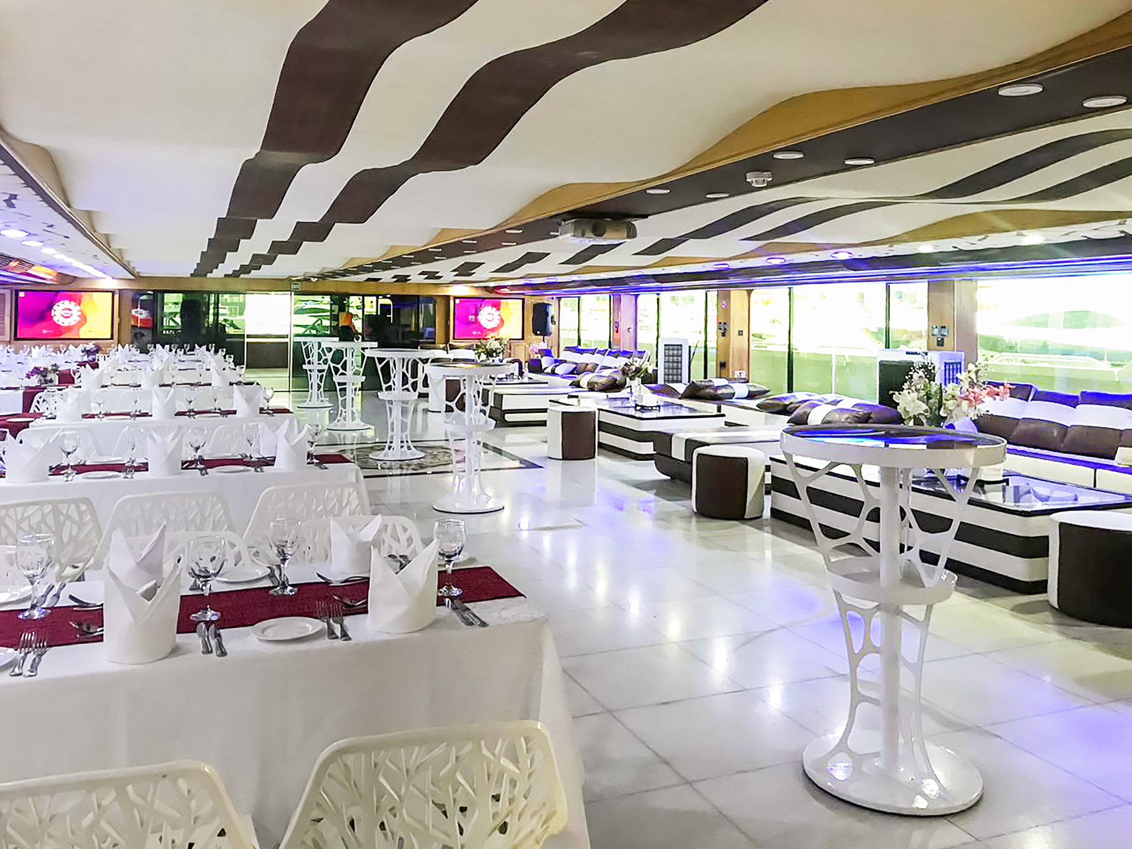 Dubai Mega Yacht Dinner Cruise with Buffet