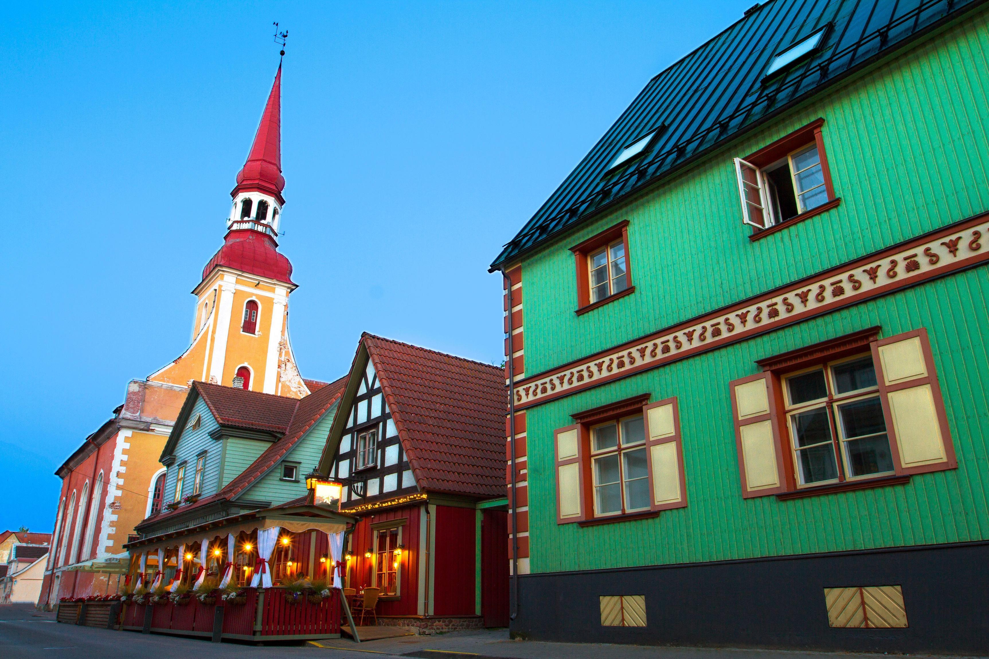 Private Tallinn to Riga Transfer with Scenic Stops
