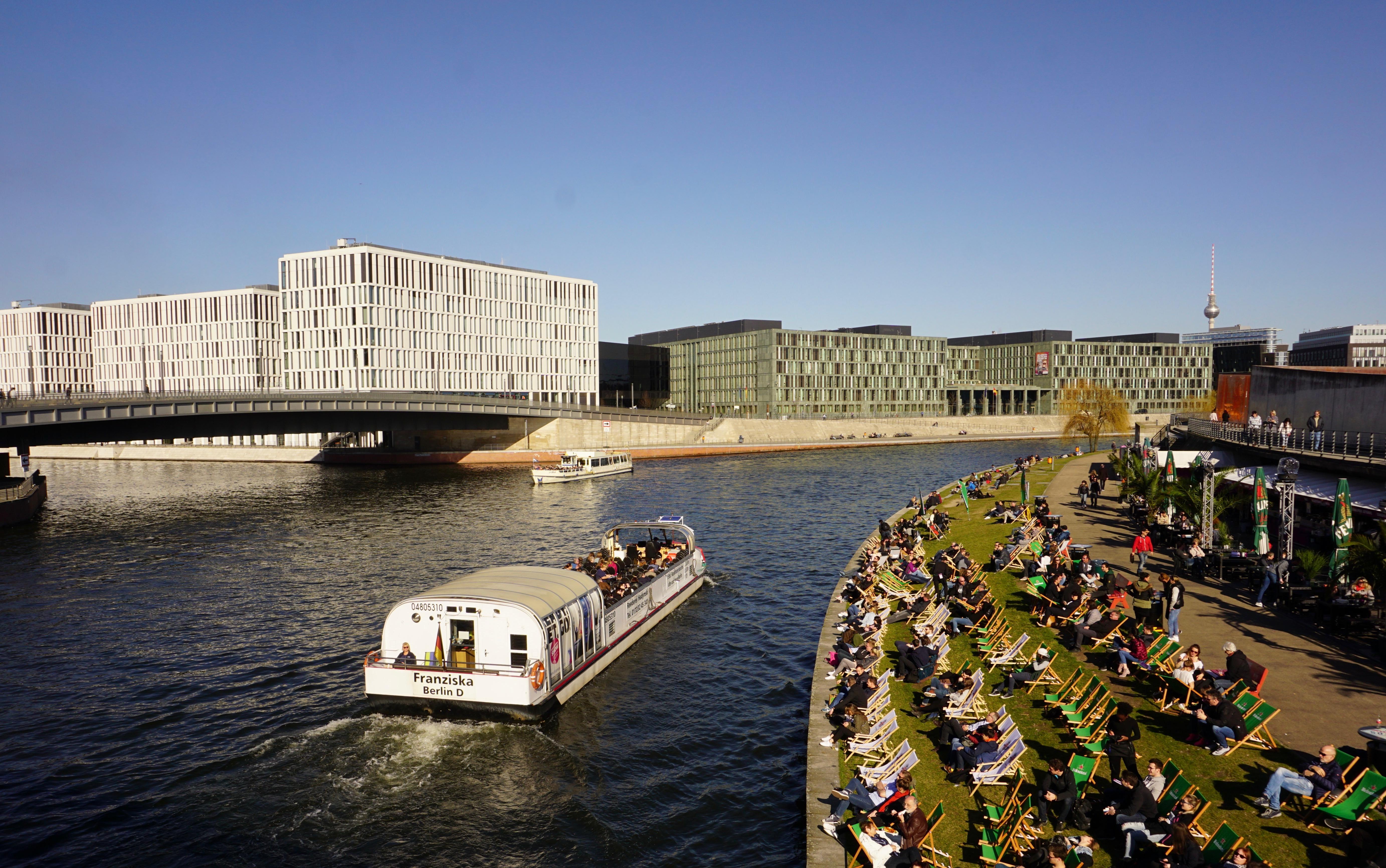 Berlin: 1-hr Boat Tour with Bilingual Live Guide (DE/EN)