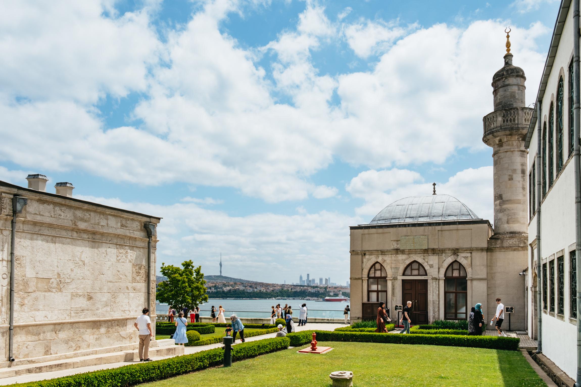 Istanbul: Guided Topkapi Palace & Harem Tour with Entry