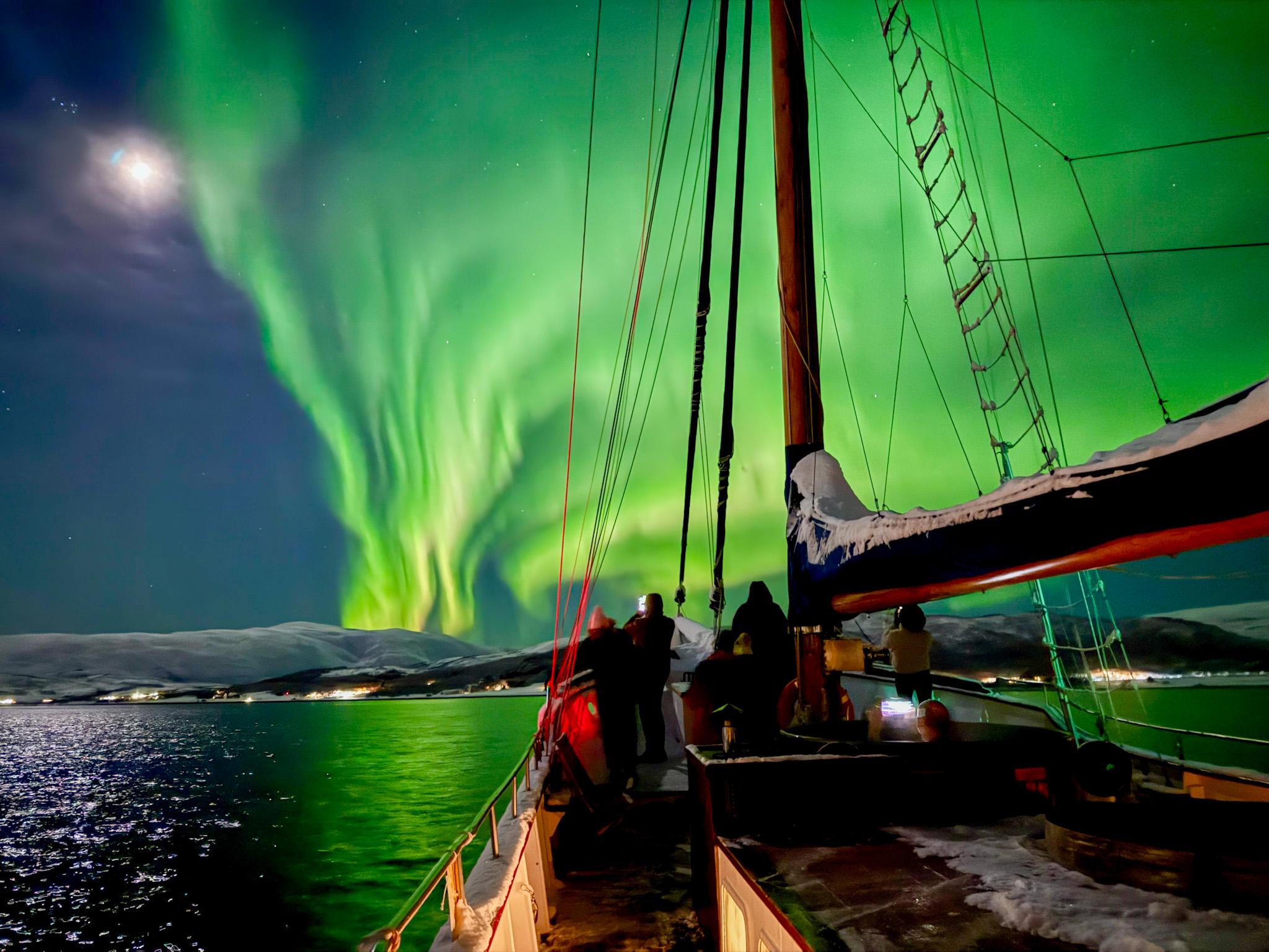 Tromso: Northern Lights Yacht Cruise with Hot Tub & Dinner