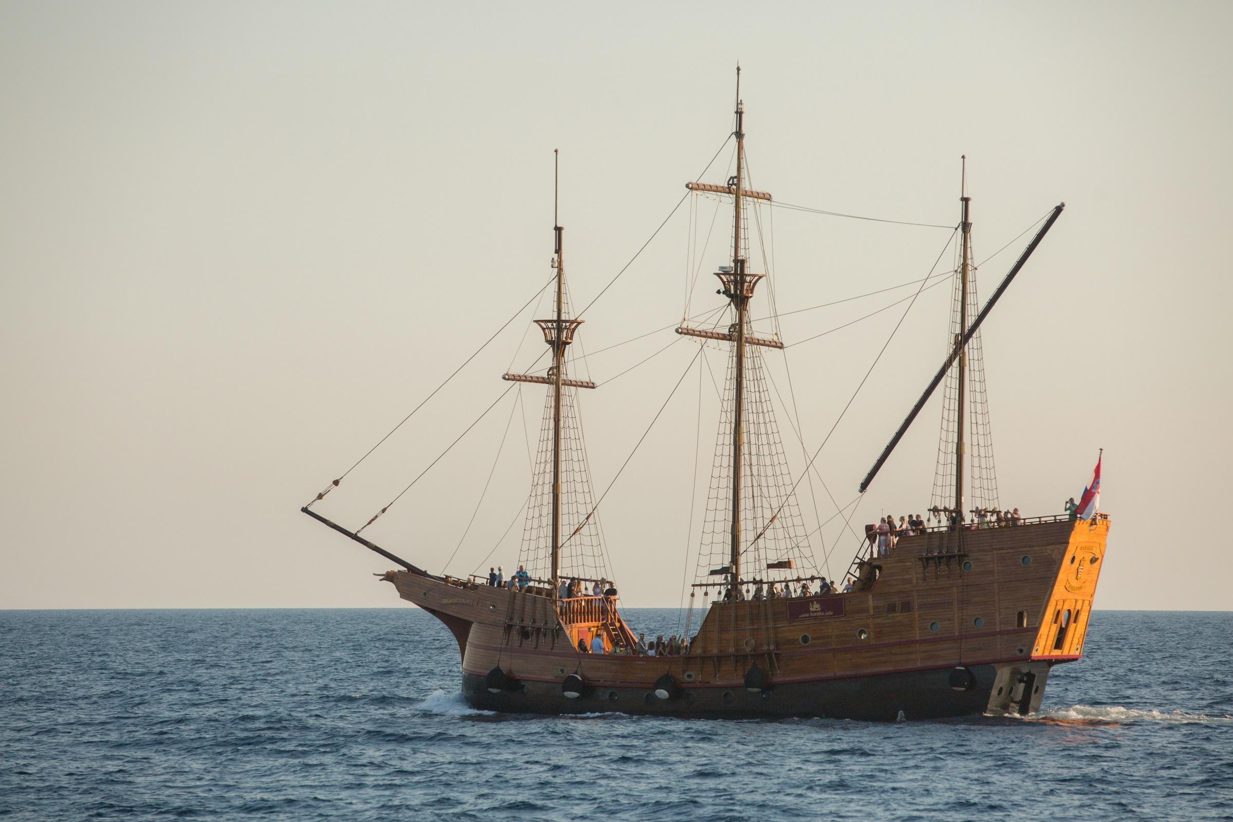 Dubrovnik: Game of Thrones Karaka Ship Cruise & Old Town Walking Tour