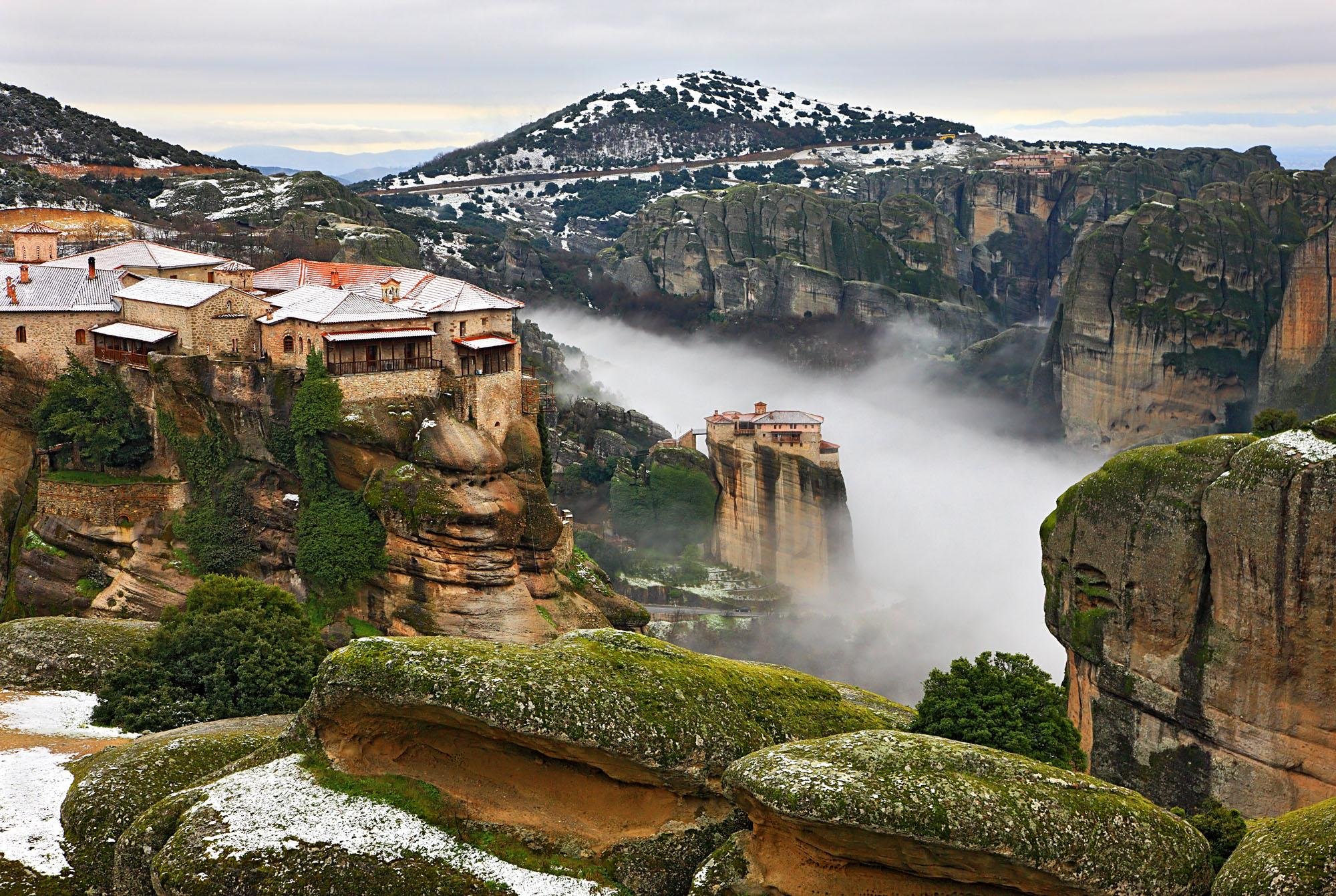 Athens to Meteora: Full-Day Monastery & Caves Tour with Lunch