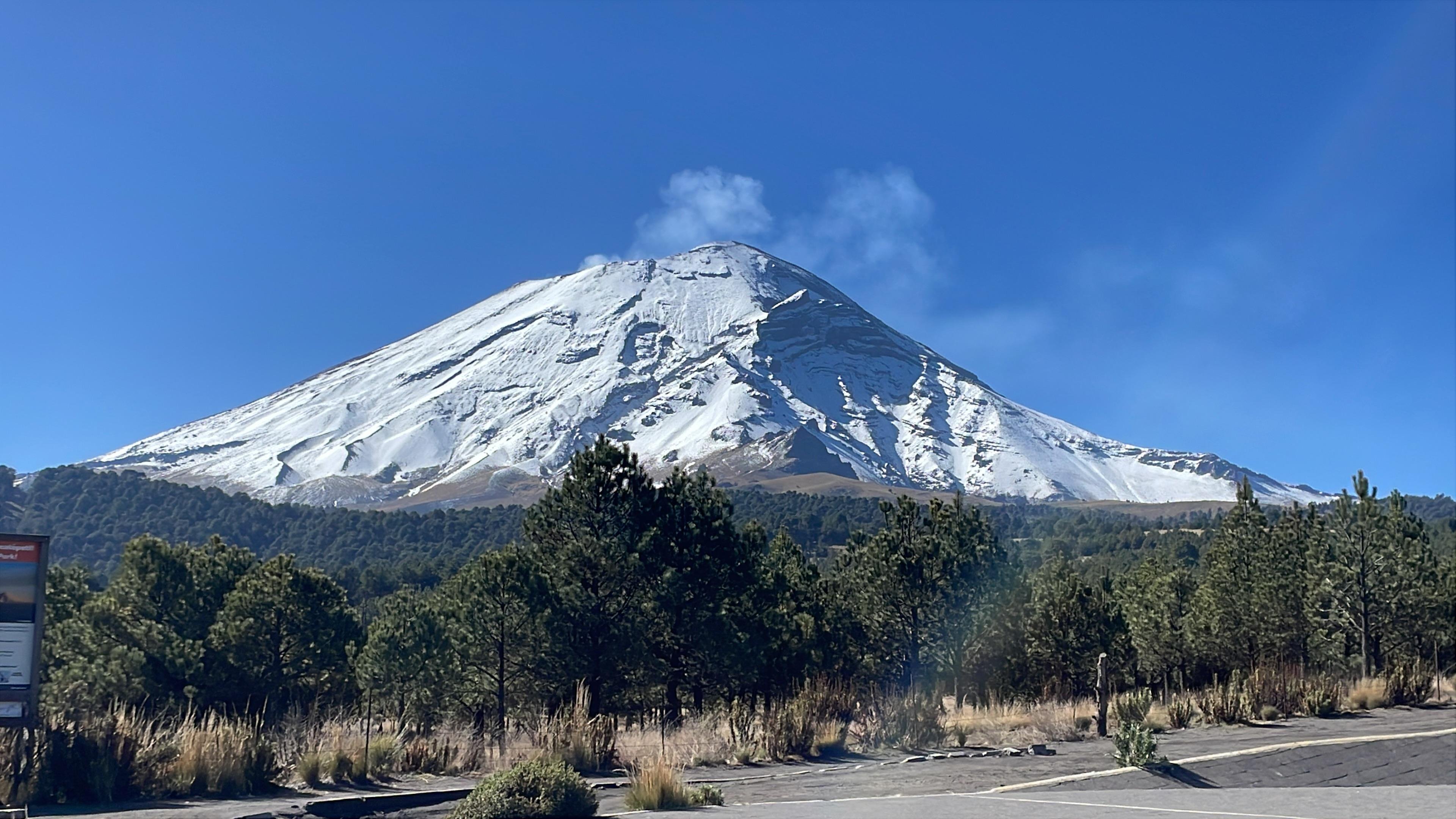 Iztaccíhuatl-Popocatépetl Volcano Trek with Lunch