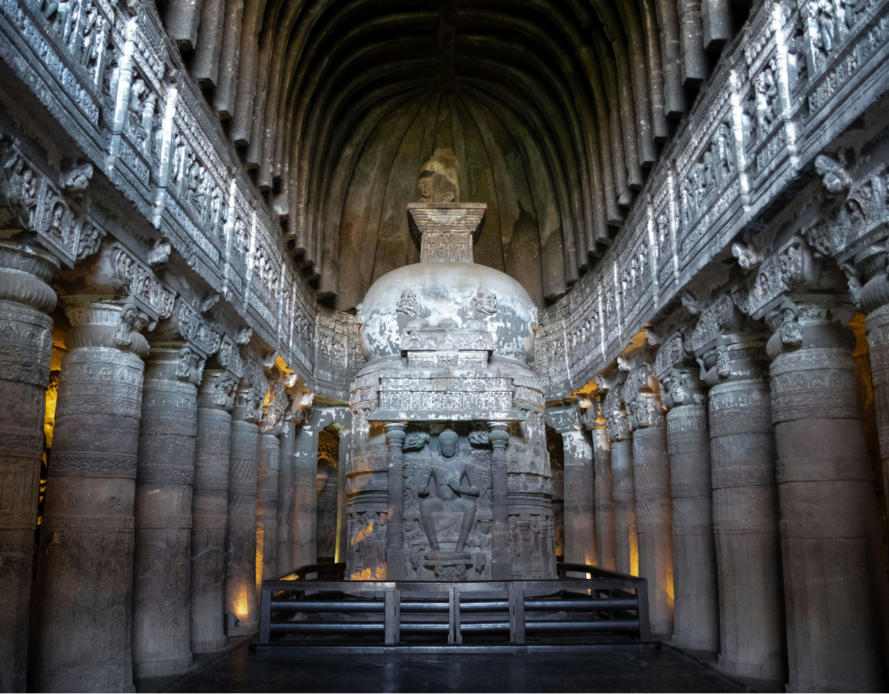 Aurangabad: Ajanta or Ellora Caves & Bibi Ka Maqbara Private Tour