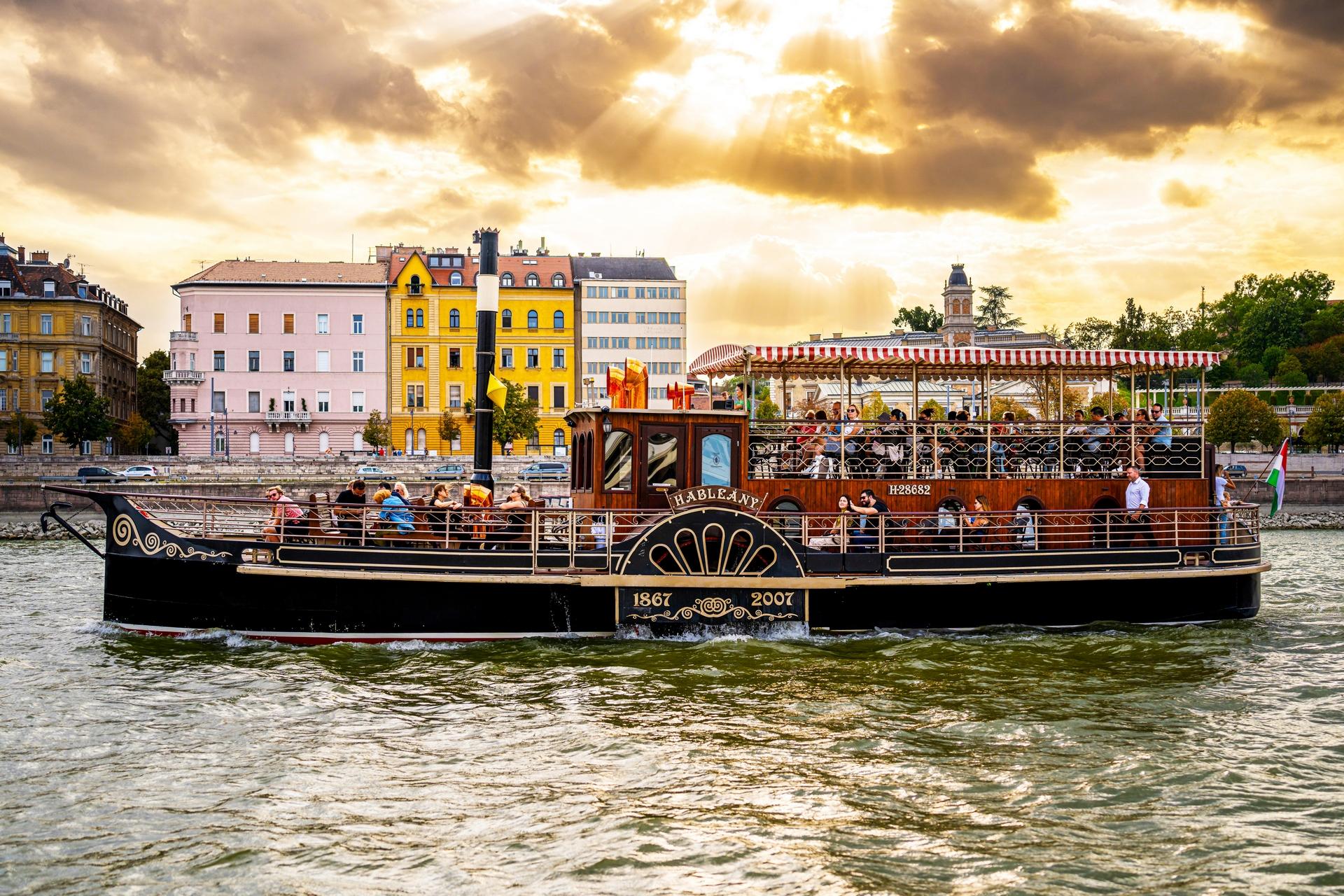 Budapest: Historical Cruise with Welcome Drink