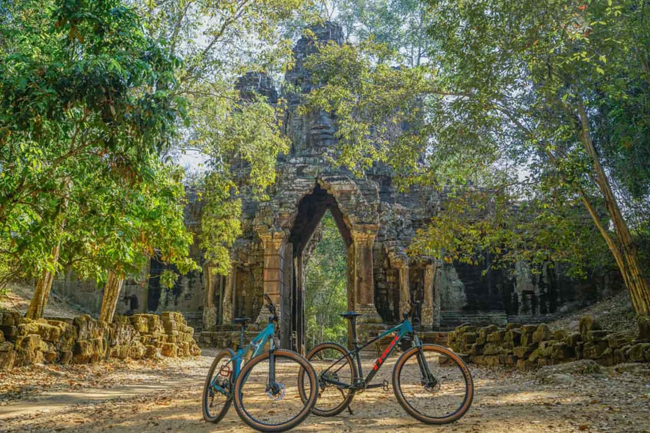 Private E-Bike Temple Exploration: Angkor Wat & Jungle Trails