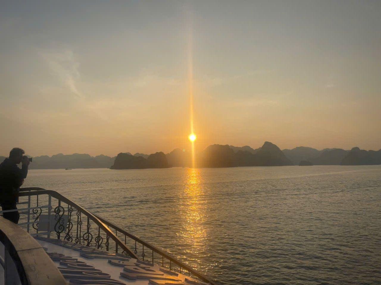 Ha Long Bay Day Trip from Hanoi: Luxury or Standard Cruise with Lunch