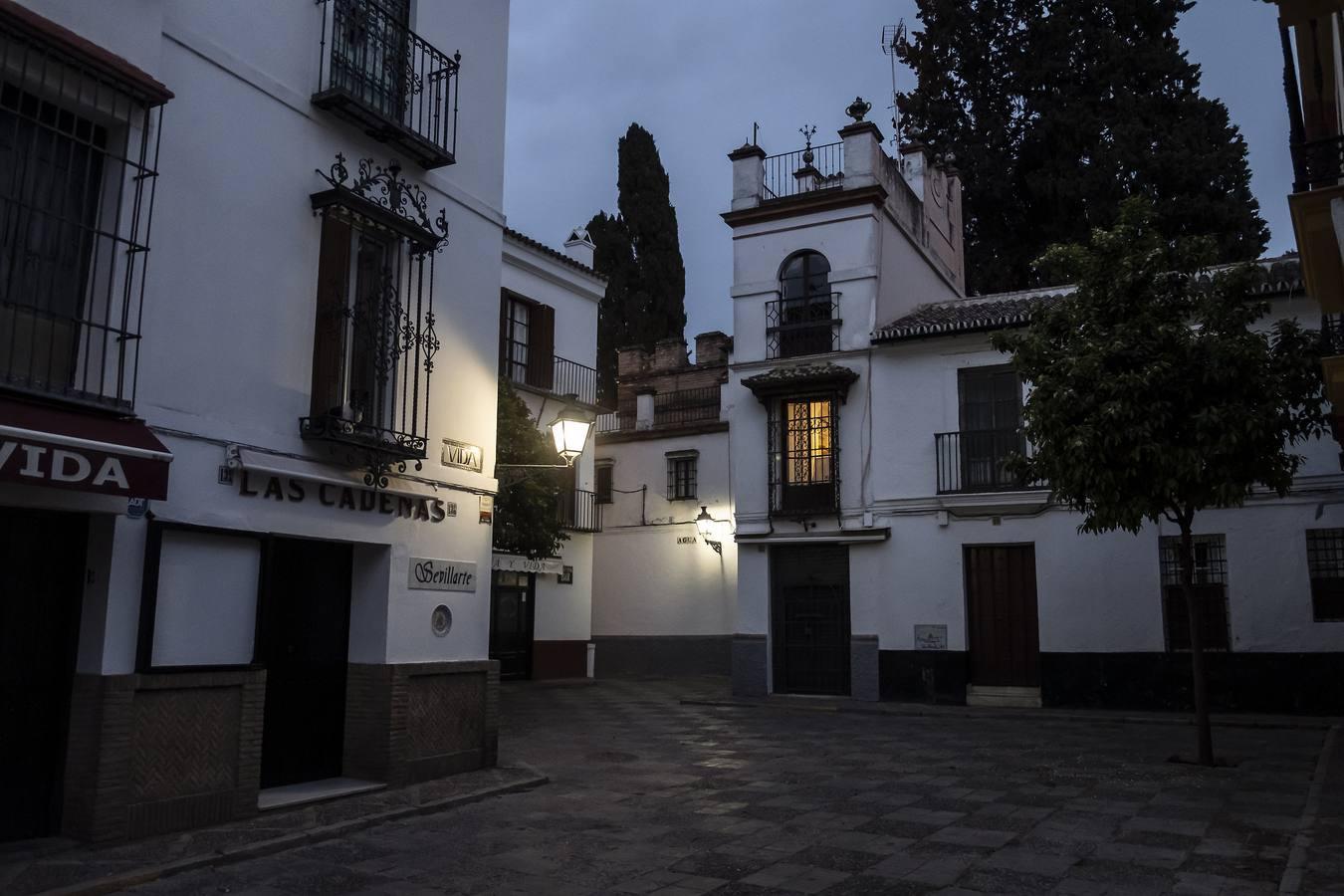 Seville Nocturnal Discovery: Historic Center & Riverside Walk