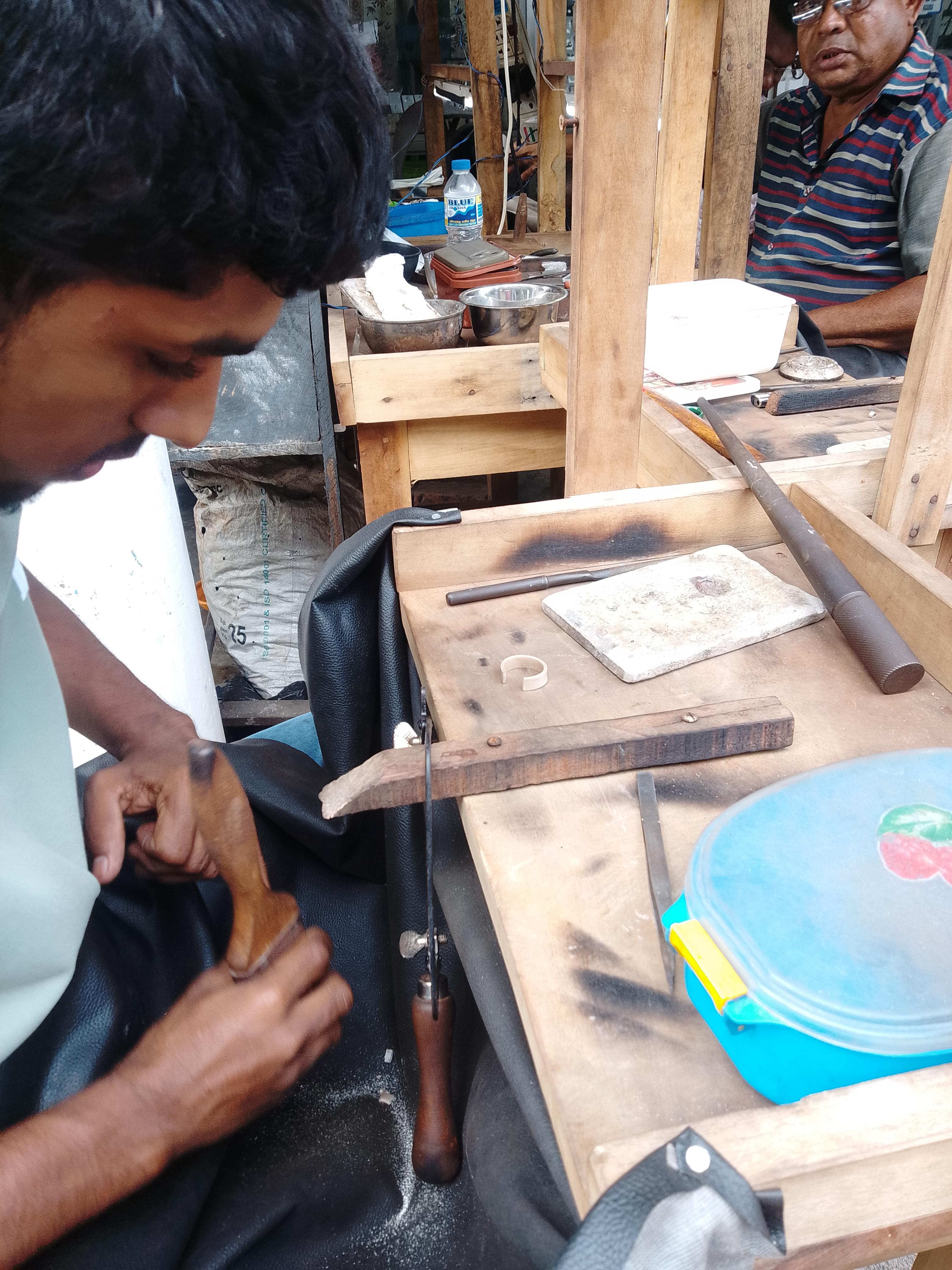 Taller de elaboración de joyas de plata en Arugam Bay