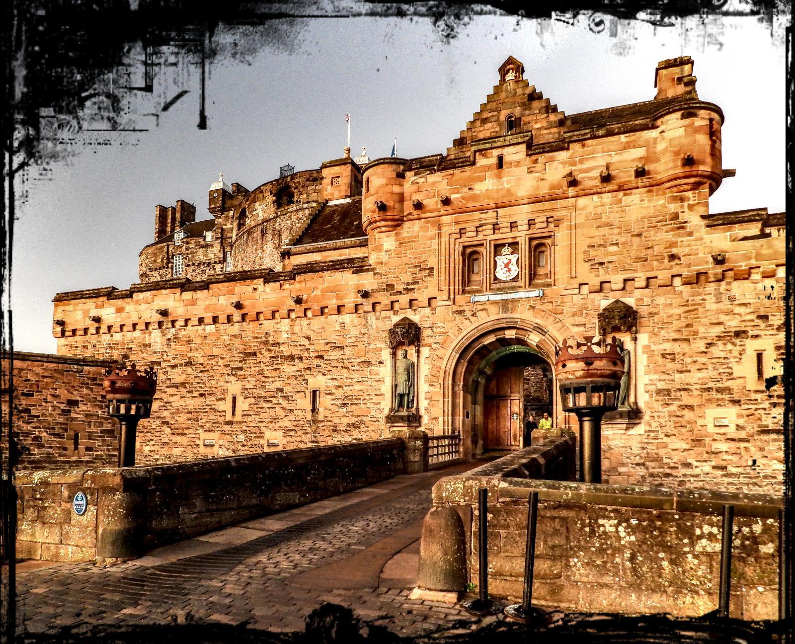 Edinburgh Castle Guided Walking Tour with Entry