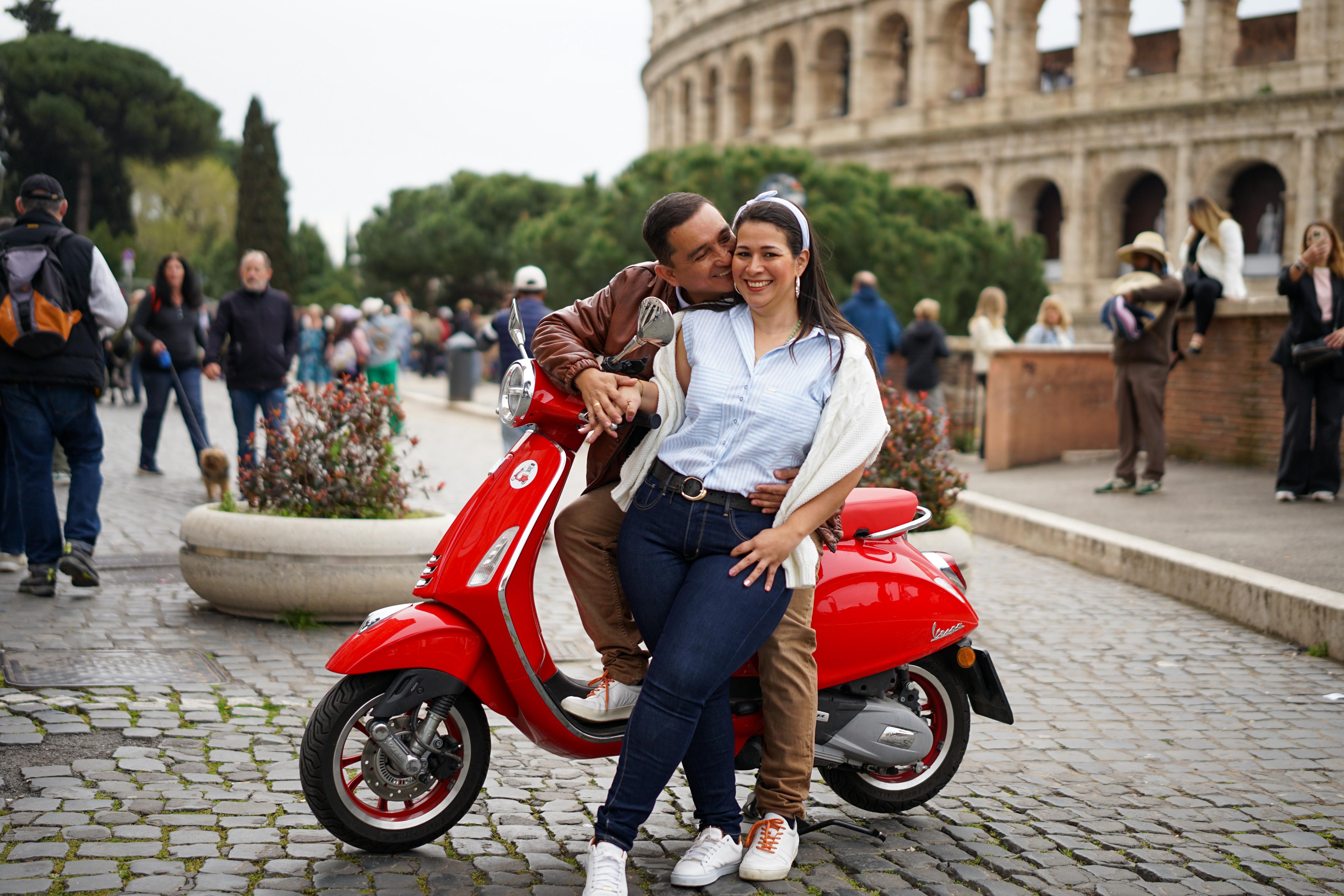 Rome vespa photo tour photoshoot passenger city backdrops — image 24