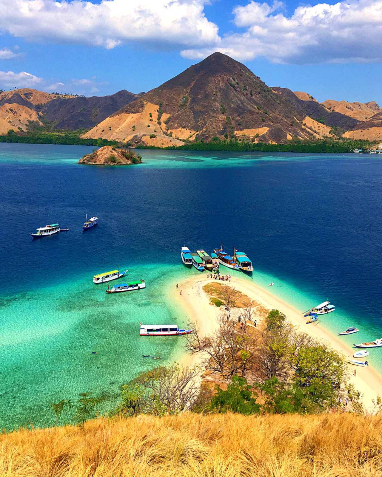 Komodo 6-Island Private Yacht Day Trip with Manta Ray Snorkeling