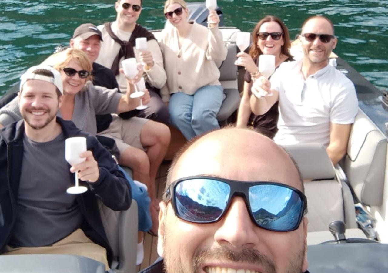 Lake Como: 2-Hour Luxury Boat Tour with Captain & Villas