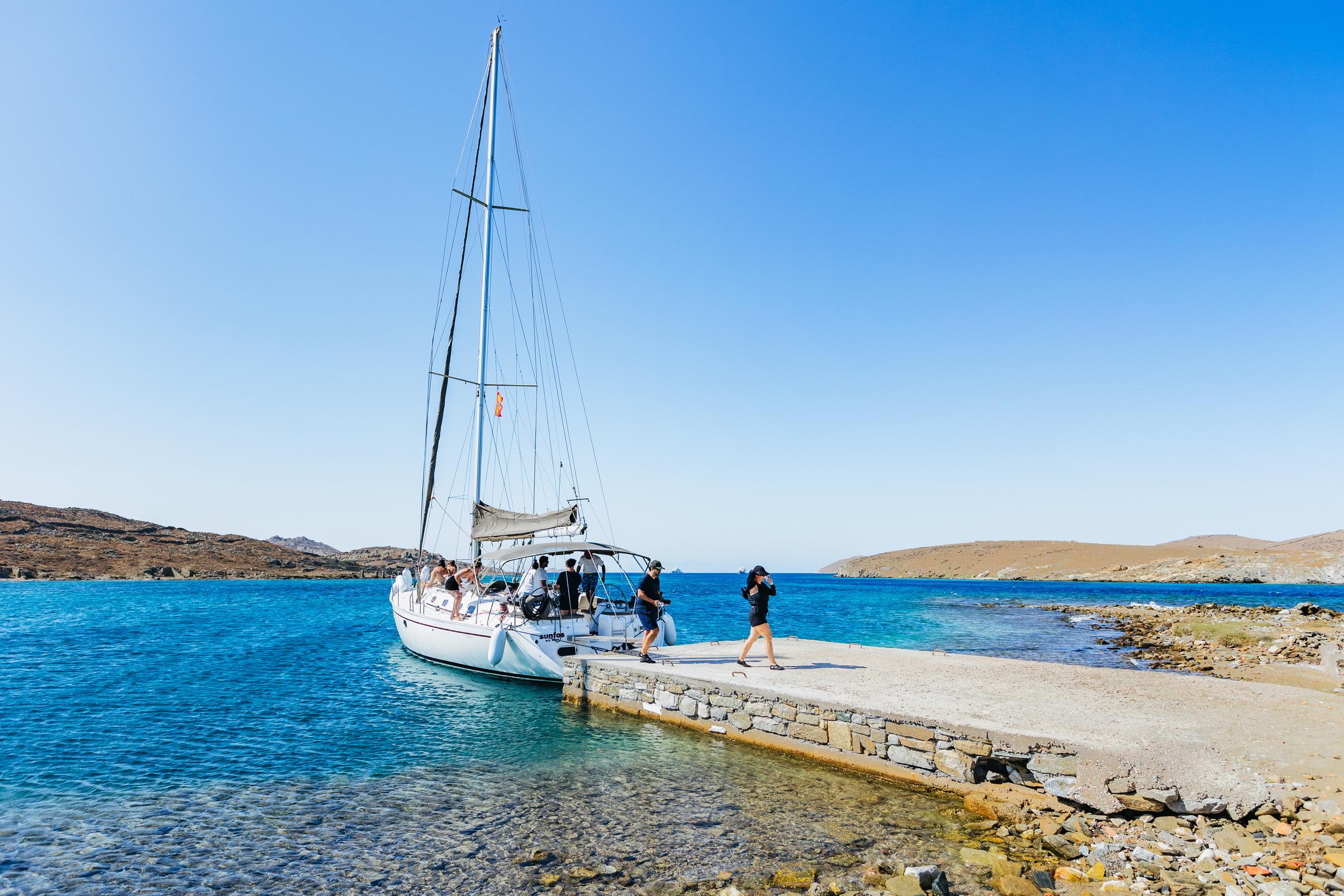 Mykonos: Rhenia Yacht Cruise and Guided Delos Tour