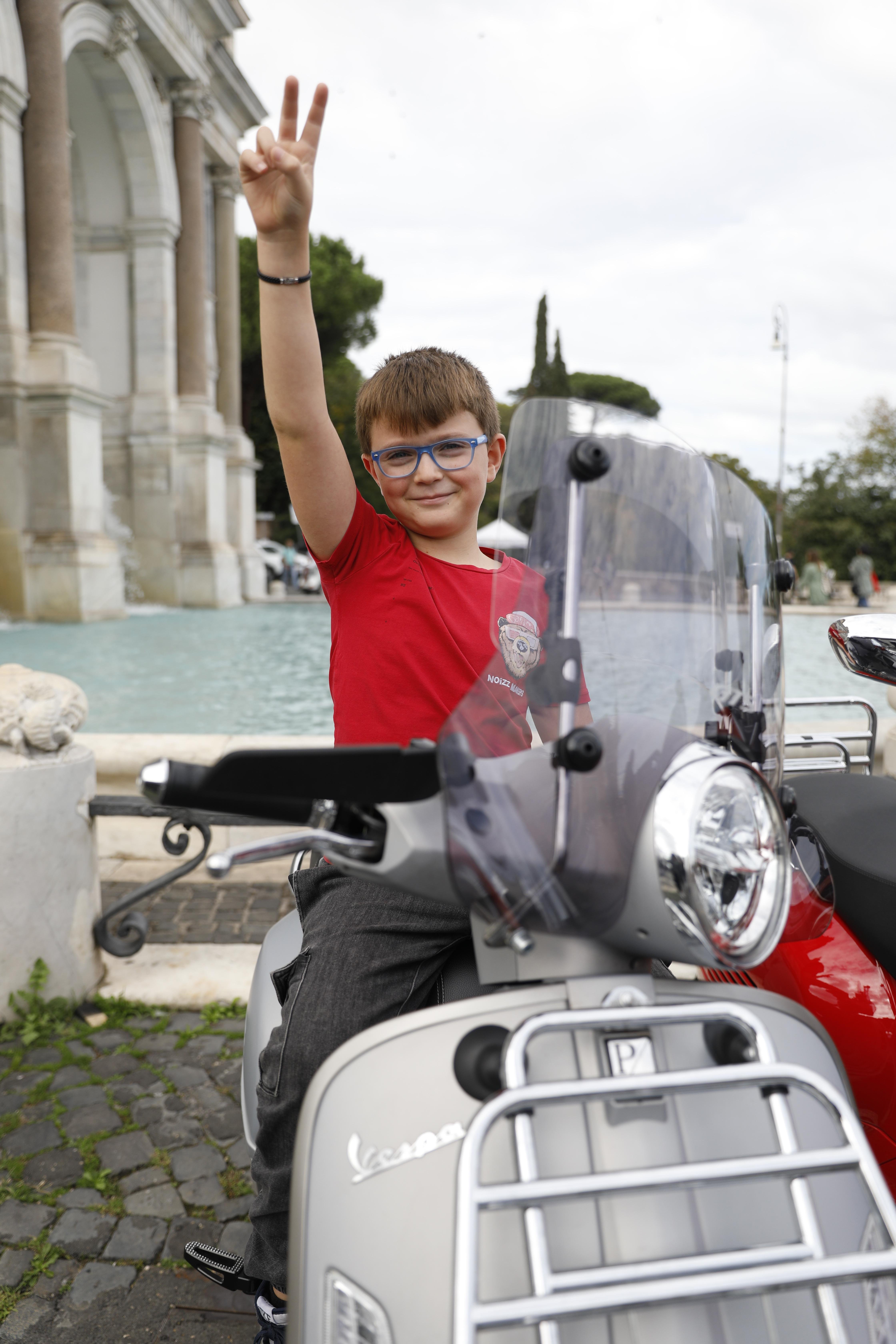 Rome vespa photo tour photoshoot passenger city backdrops — image 31