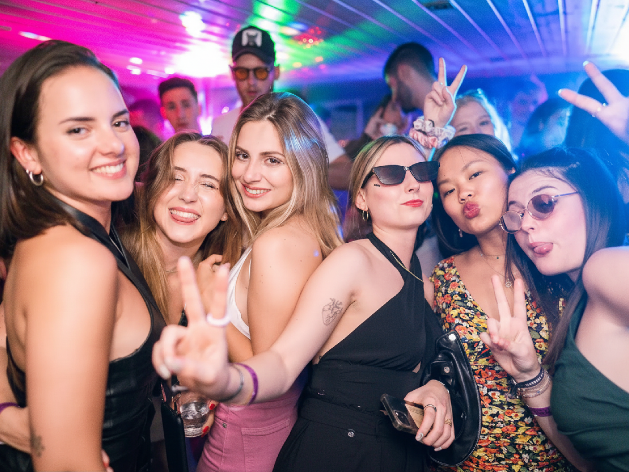 Barcelona Night walking Tour: Salsa, Karaoke & VIP club pass