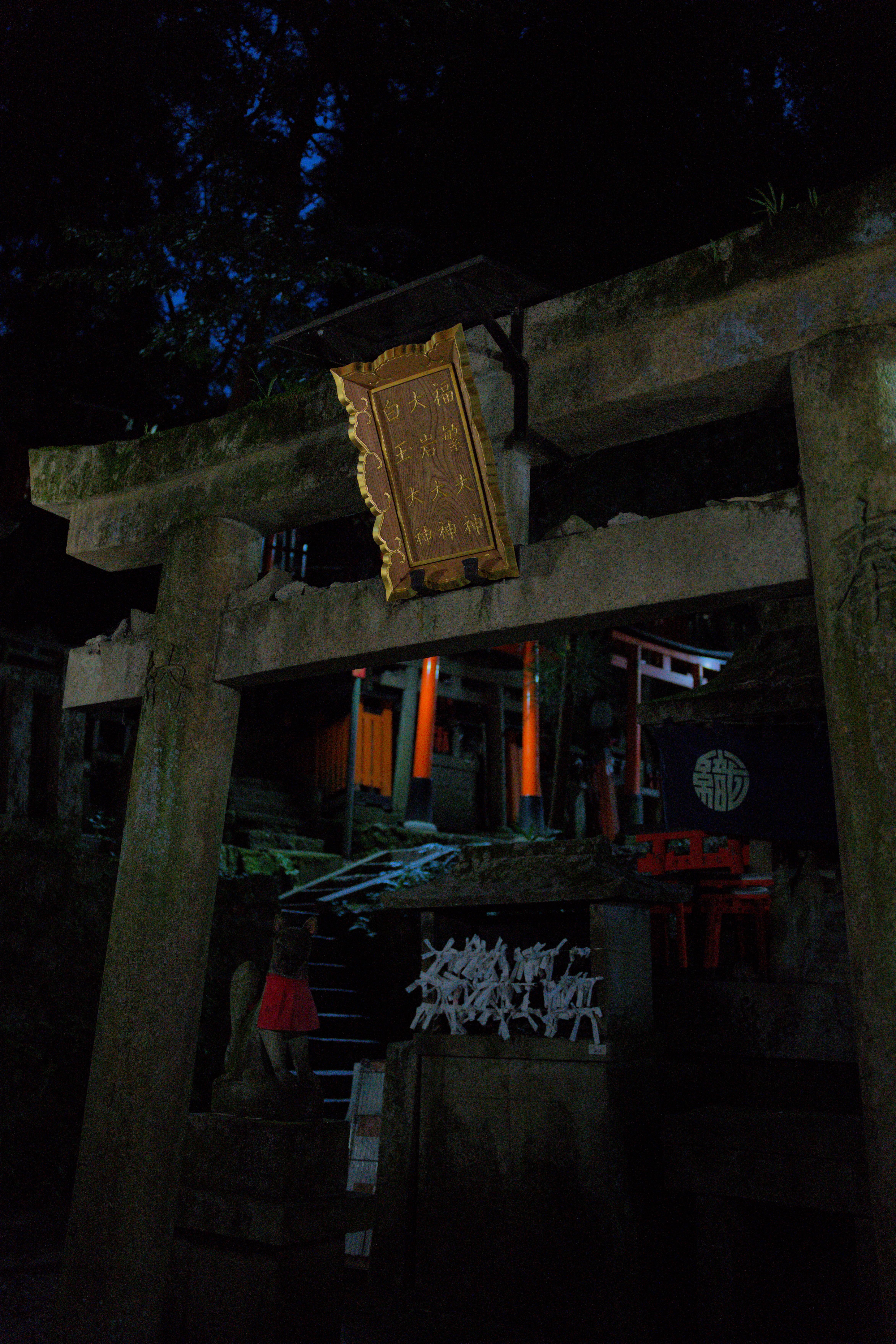 京都 伏見稲荷 夜のウォーキングツアー（ガイド付き）