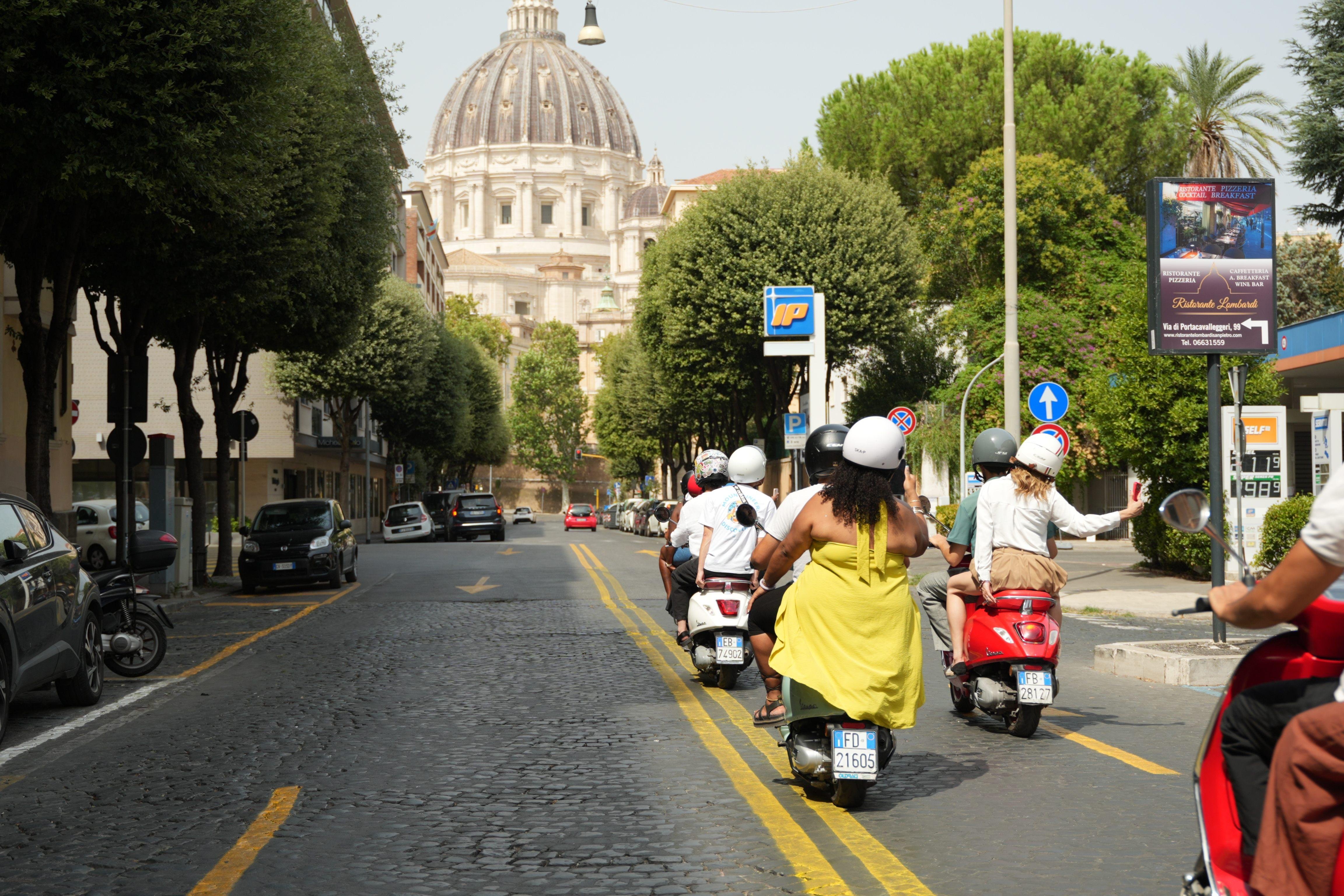 Rome vespa photo tour photoshoot passenger city backdrops — image 42