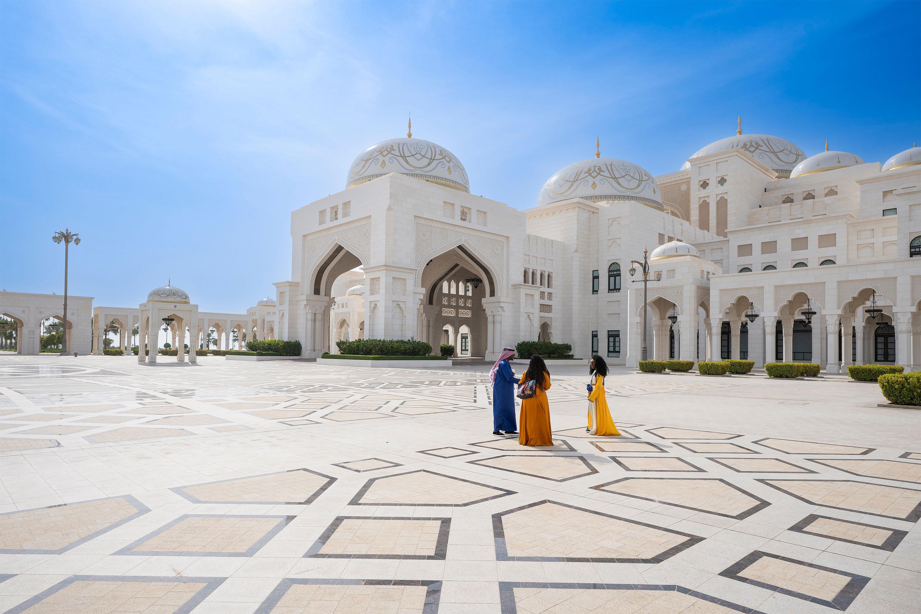 Abu Dhabi Grand Mosque, Presidential Palace & Heritage Village Day Tour from Dubai