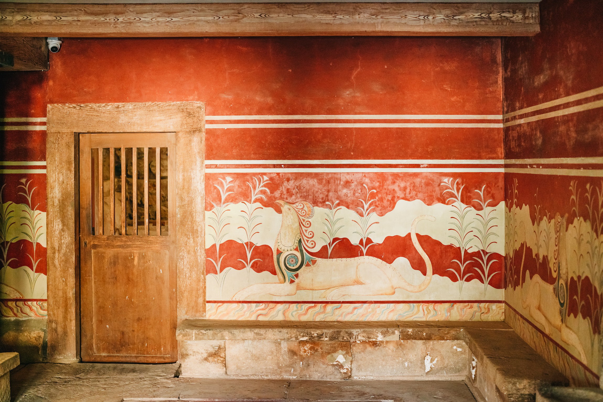 Knossos Palace guided tour Crete — Minoan throne room, grand staircase, bull-leaping frescoes, central court — image 10