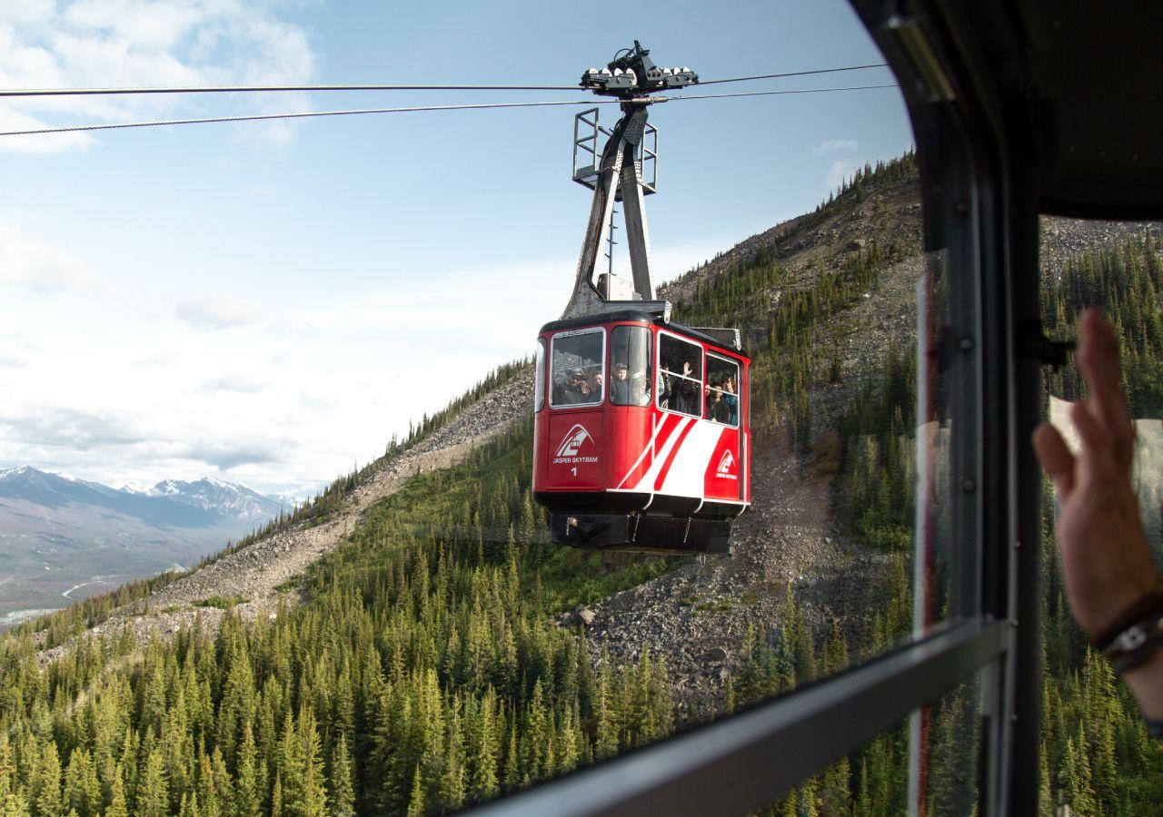Upper boardwalk trail to the Whistlers Mountain summit above the Jasper SkyTram station