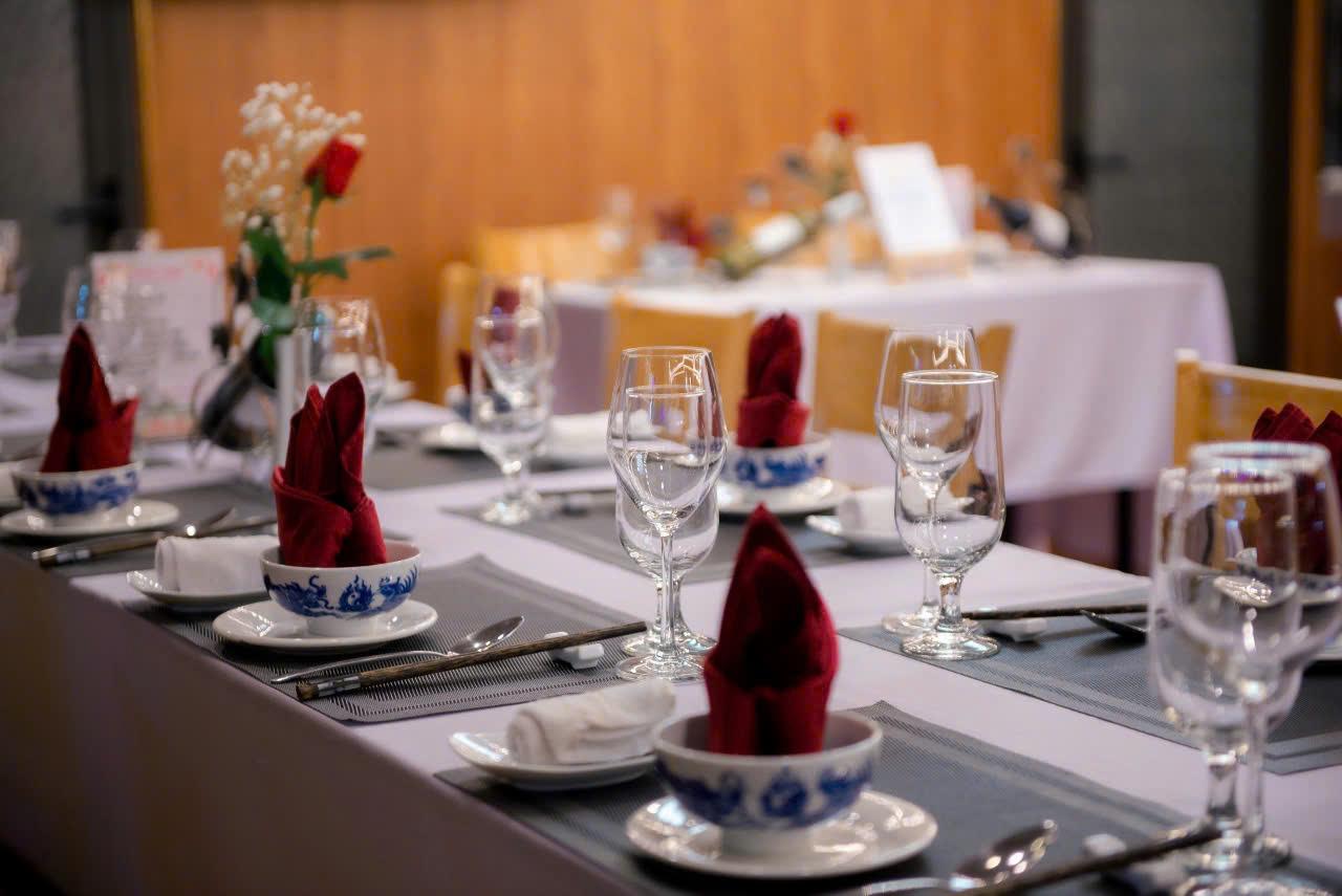 Perfume River Dinner Cruise with Hue Folk Music & Dining