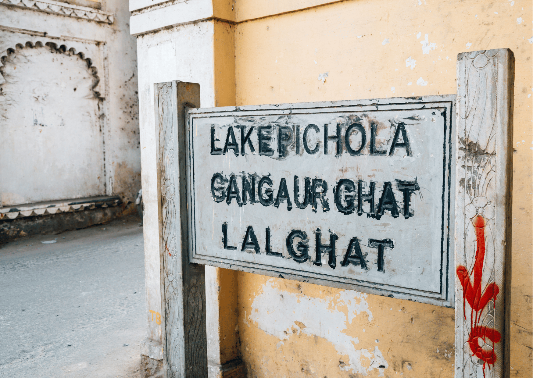 Udaipur: Ghats Walking Tour & Lake Pichola Boat Cruise