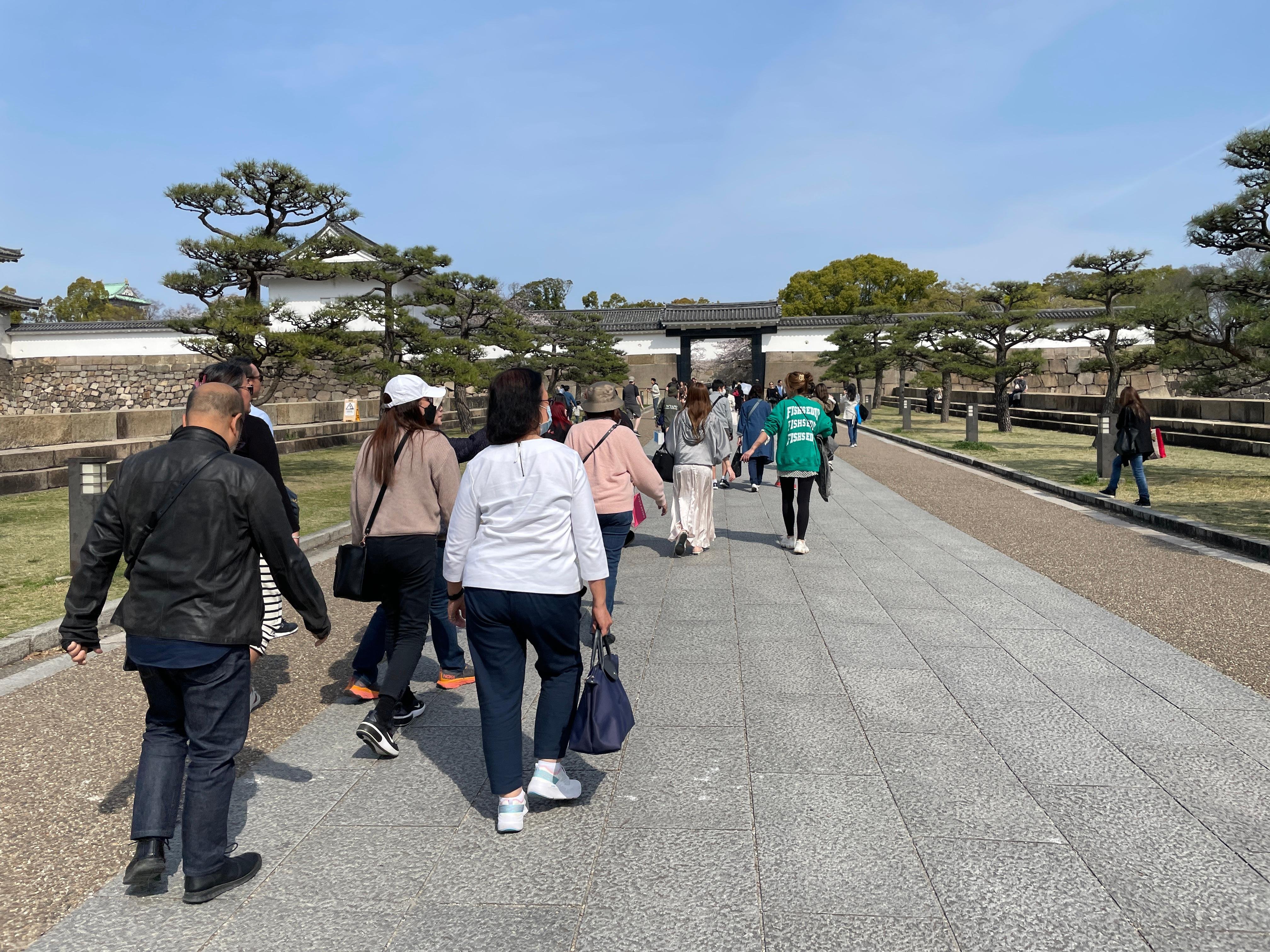 Guided Walking Tour of Osaka Castle & Historical Grounds