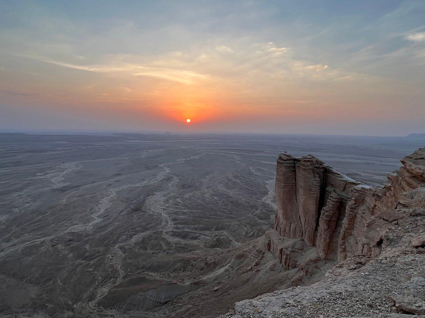 Riyadh: Private Edge of the World Desert Excursion