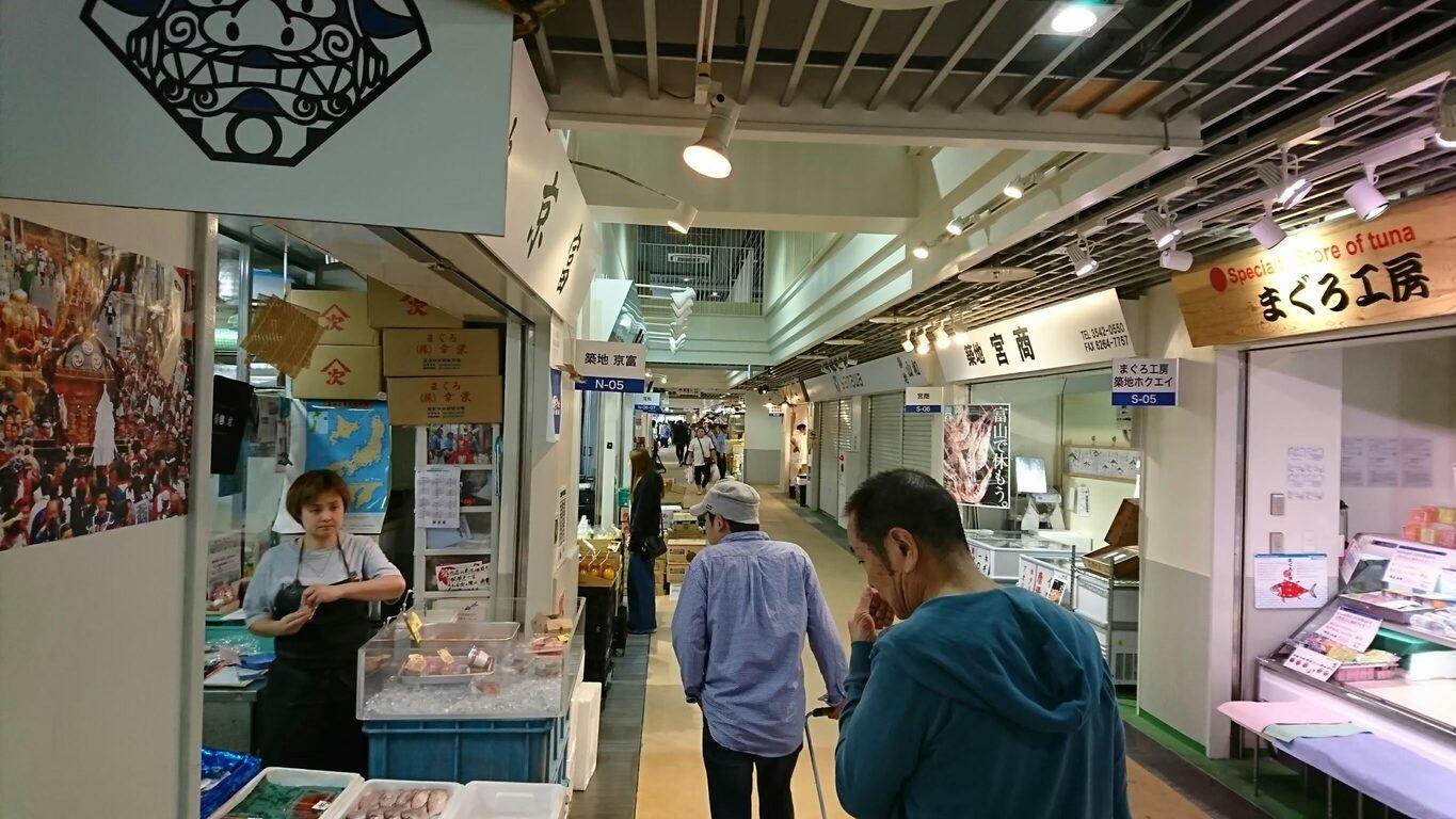 Tsukiji fish market tour — outer market stalls, street food and Tsukiji Hongwanji — image 25