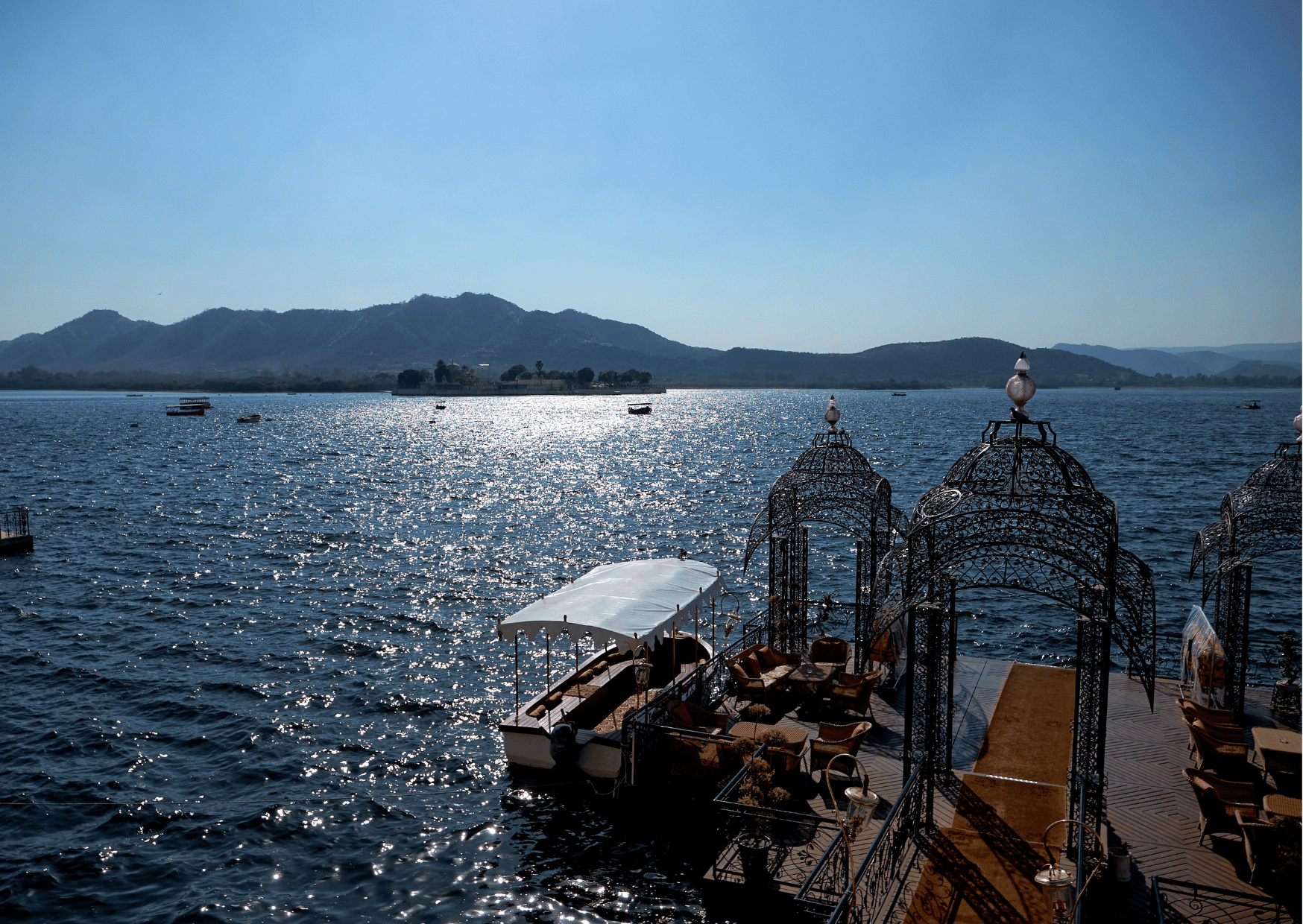 Udaipur: Ghats Walking Tour & Lake Pichola Boat Cruise