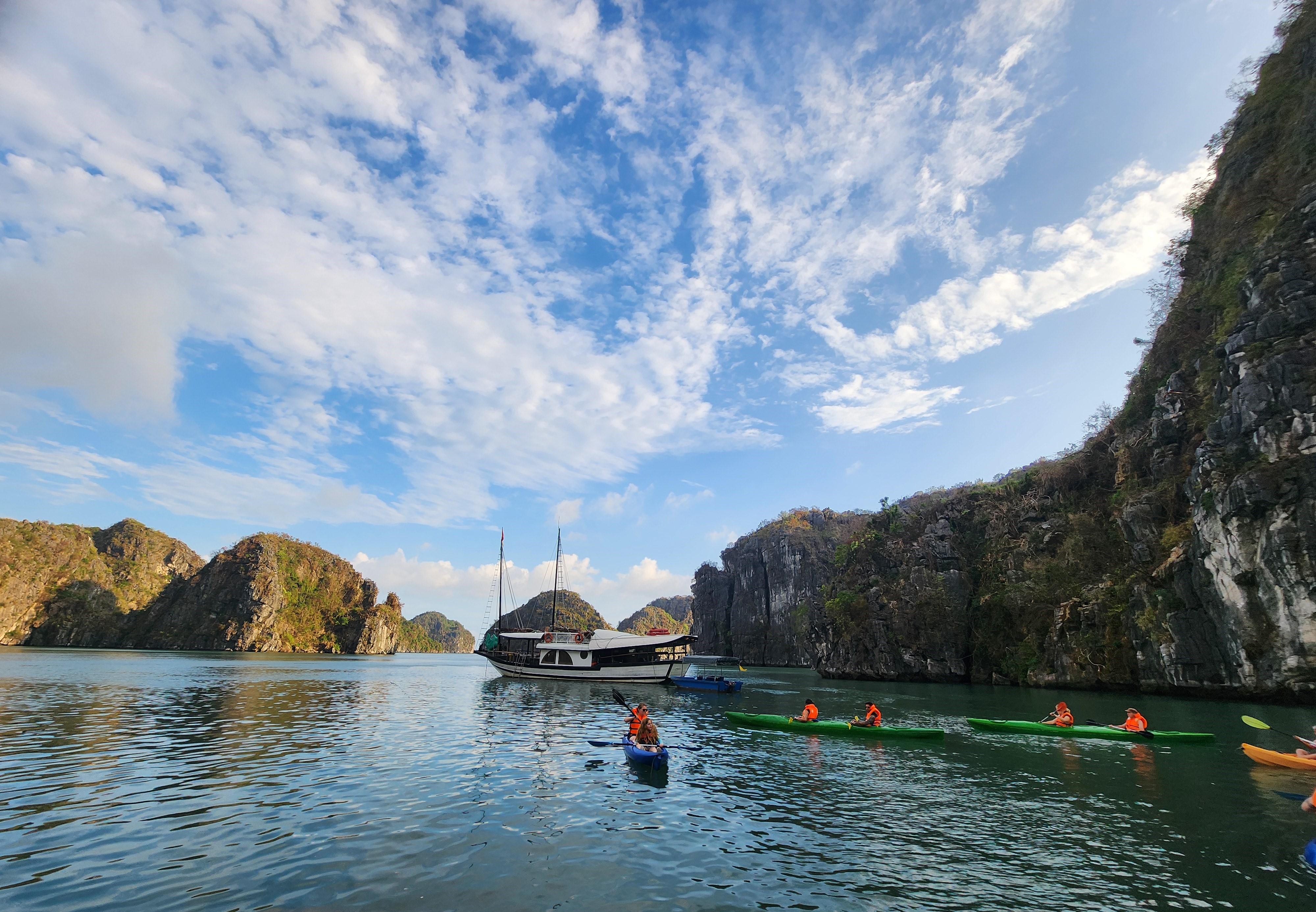 Hanoi: 3-Day Ha Long & Bai Tu Long Bay Cruise