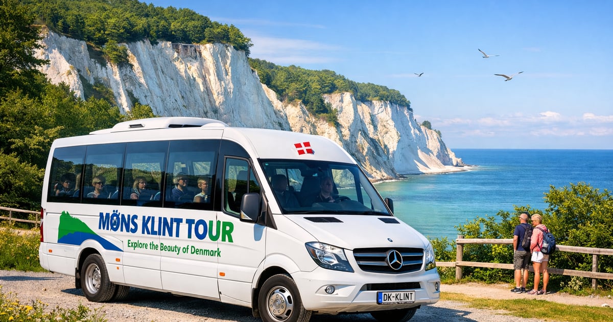 Hvid minibus med teksten Møns Klint Tour parkeret foran kridtklinten, med to besøgende ved rækværket