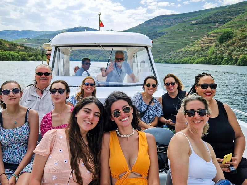 Gruppe af glade gæster i en hvid båd på Douro-floden