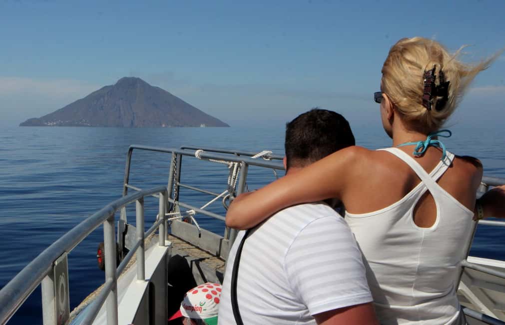 Tramonto sul vulcano Stromboli dal mare
