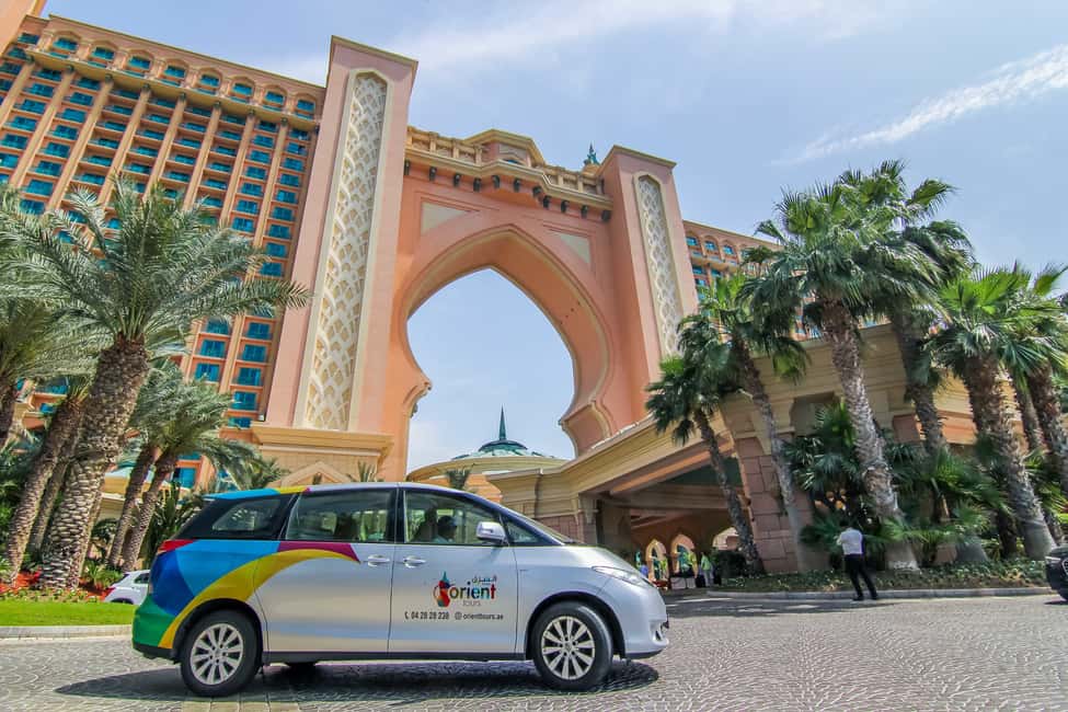 Private minivan arriving at Atlantis The Palm Dubai for airport transfer service